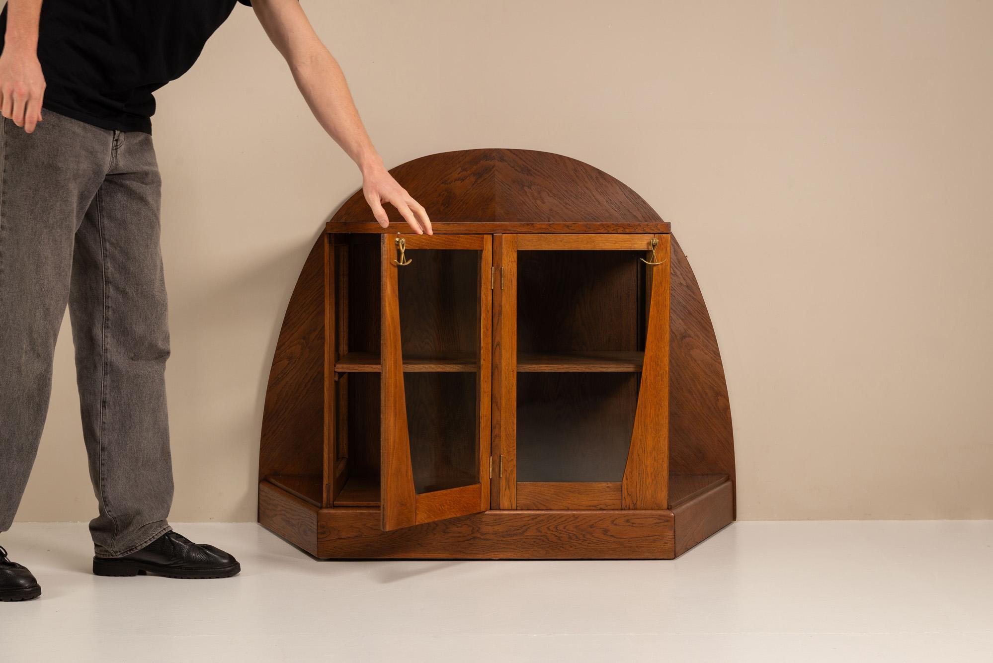 Rare Paul Bromberg Oak Tea Cabinet Amsterdam School, The Netherlands 1918 For Sale 3