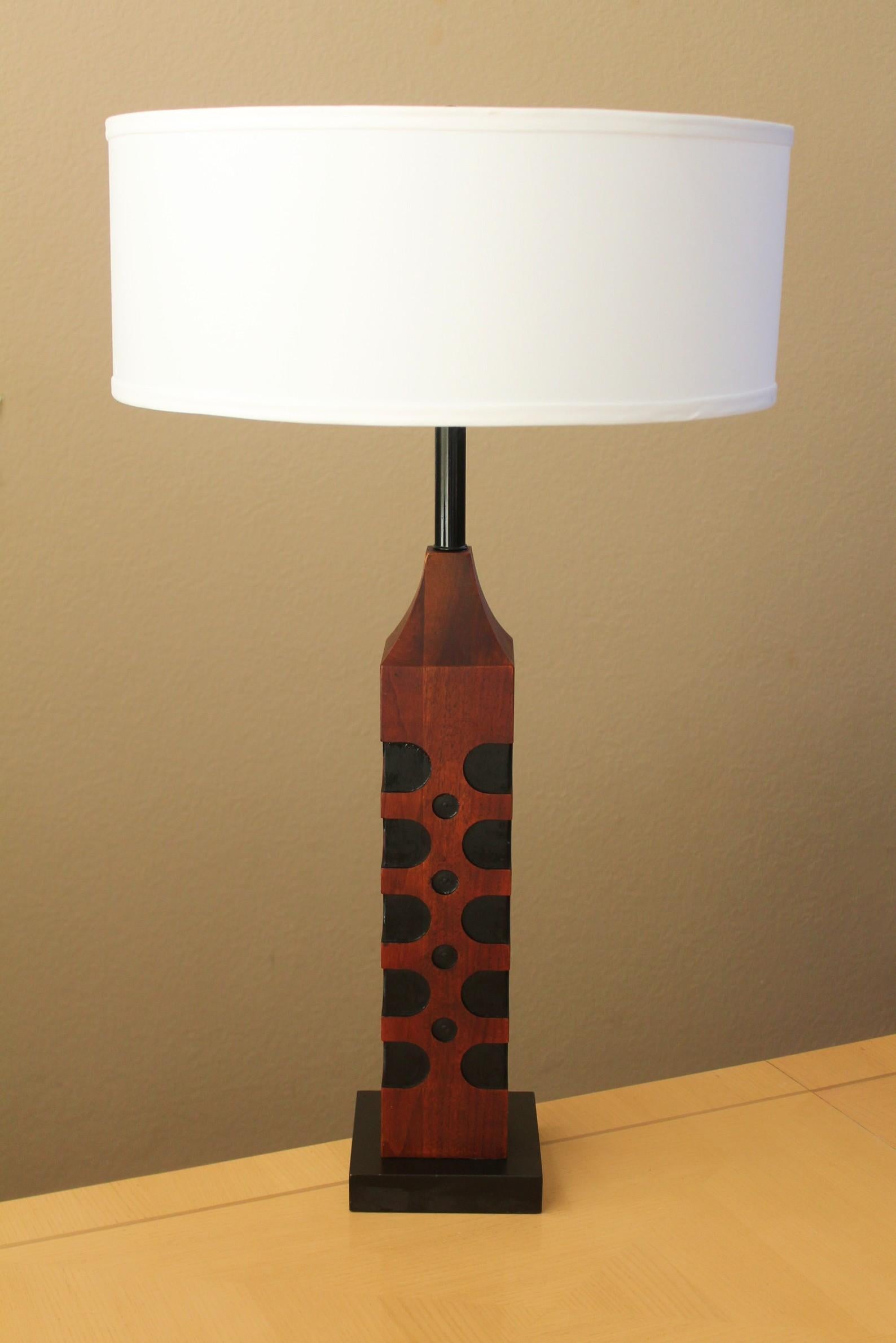 Paul Evans per Laurel Lamp
Lampada da tavolo Skyscraper
Motivo geometrico ritagliato
Palissandro e teak

Alto 33 pollici   Larghezza 18

Ecco una spettacolare lampada di Paul Evans per Laurel, con un design 