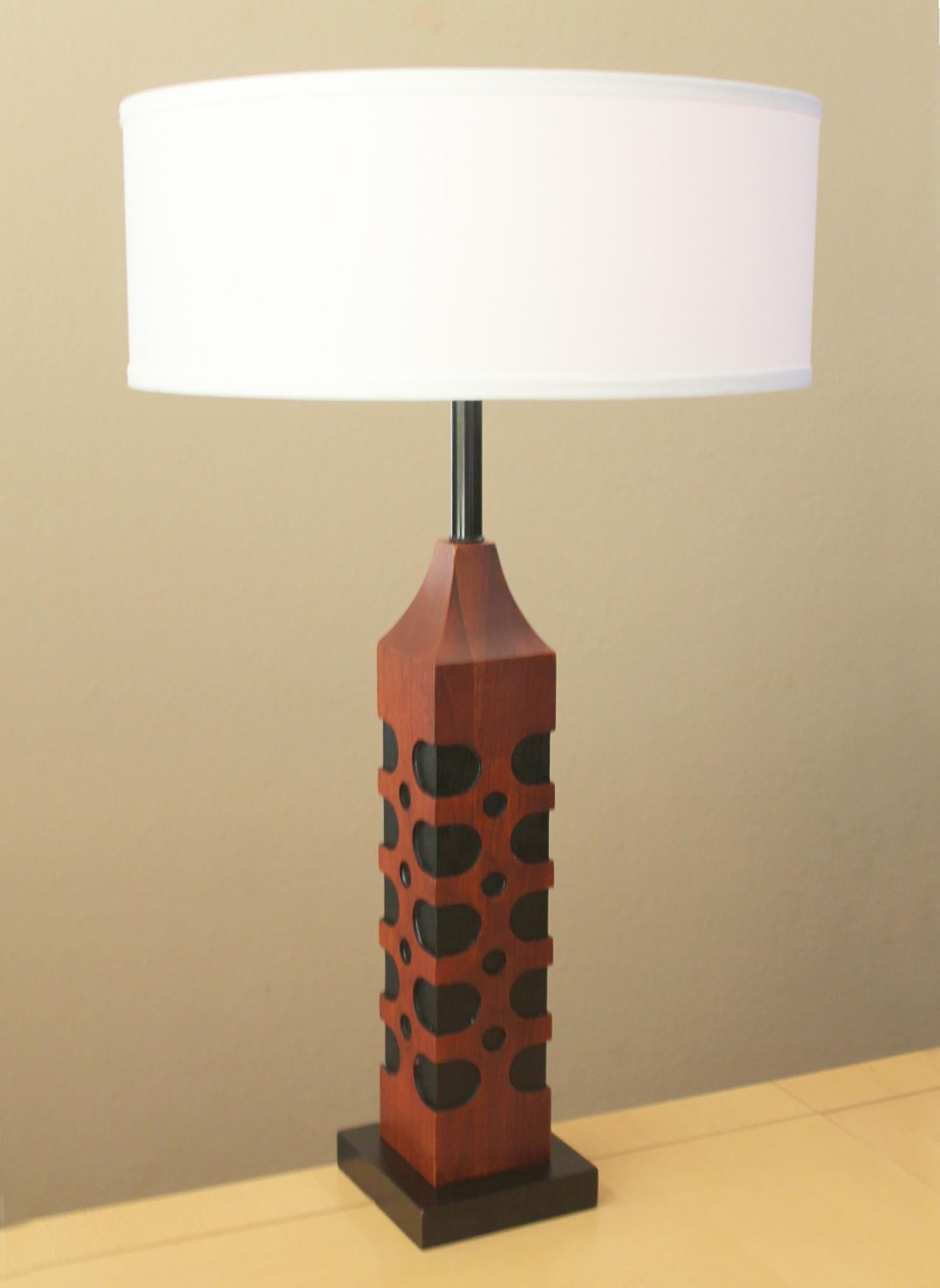Paul Evans für Laurel Lamp
Skyscraper Tischlampe
Geometrisches Ausschnitt-Muster
Palisander & Teakholz

33