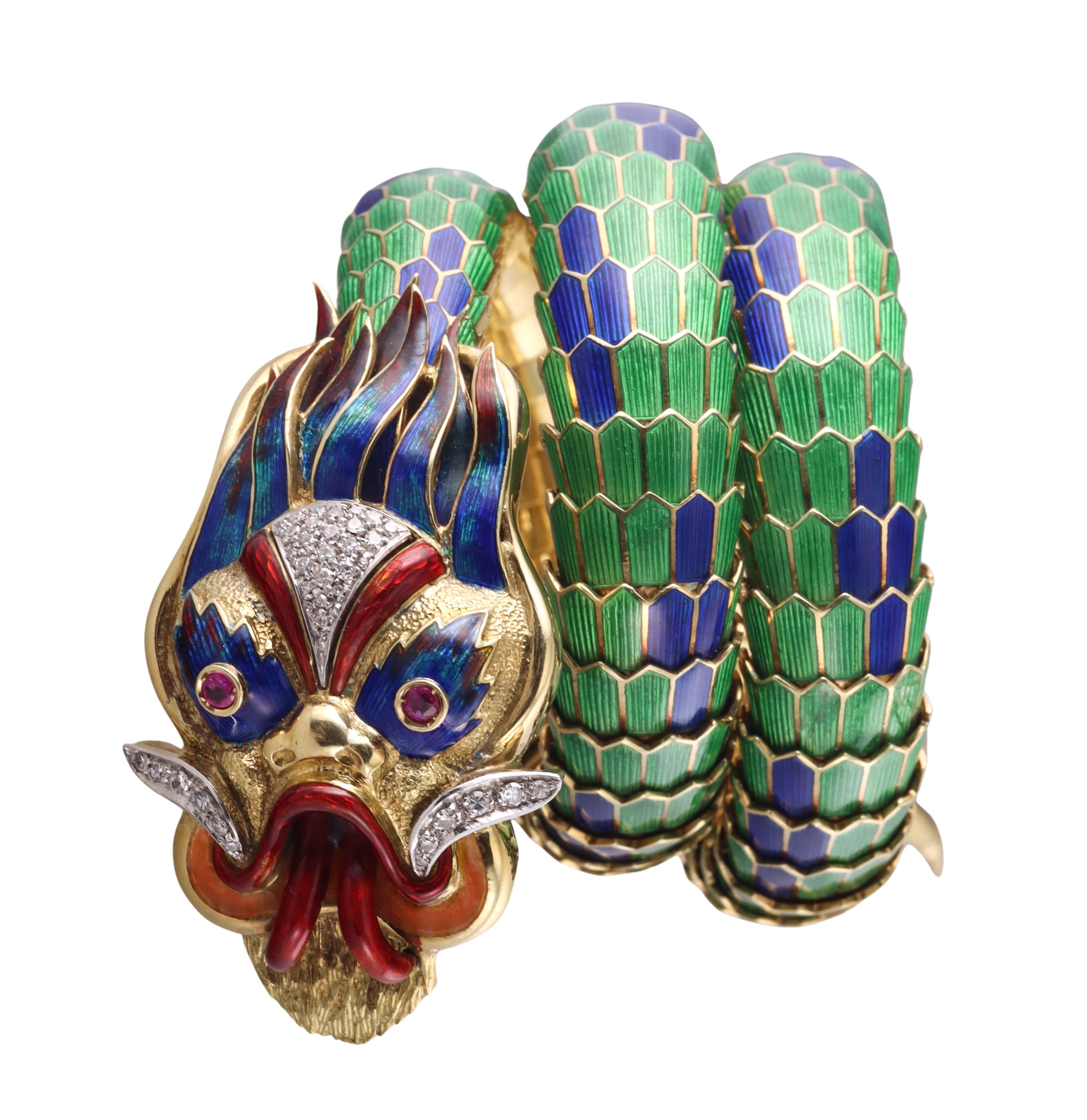 Rare et unique bracelet en or 18k de Paul Flato, représentant un dragon, décoré d'émail vibrant et d'environ 0,70ctw G/VS diamants.  Le bracelet est légèrement flexible, convient à un poignet d'environ 6,5 pouces et mesure environ 2,5 pouces de