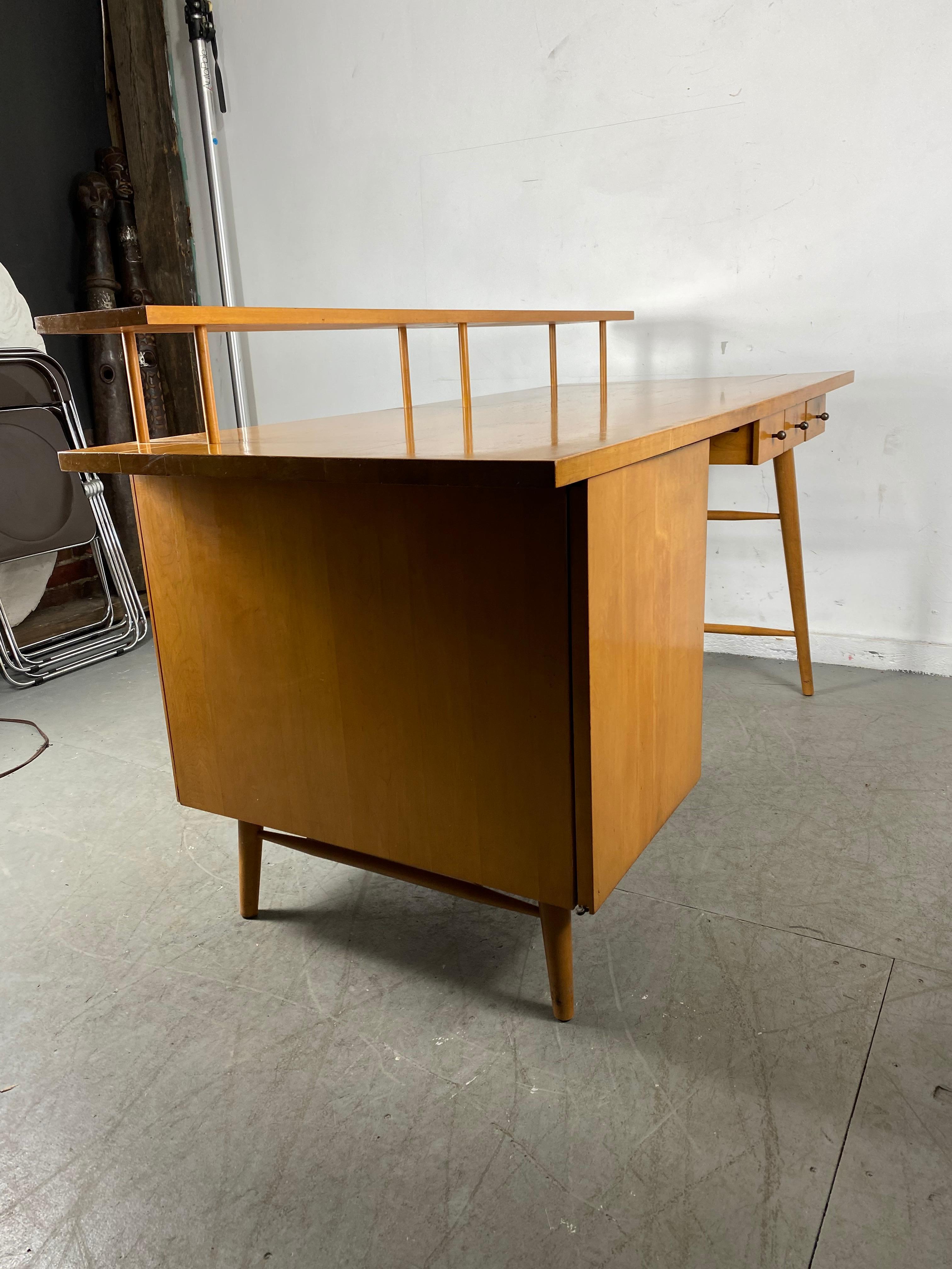 Rare Paul McCobb Desk in Maple, 1950s, Multi-Level, Classic Modernist Design In Good Condition In Buffalo, NY