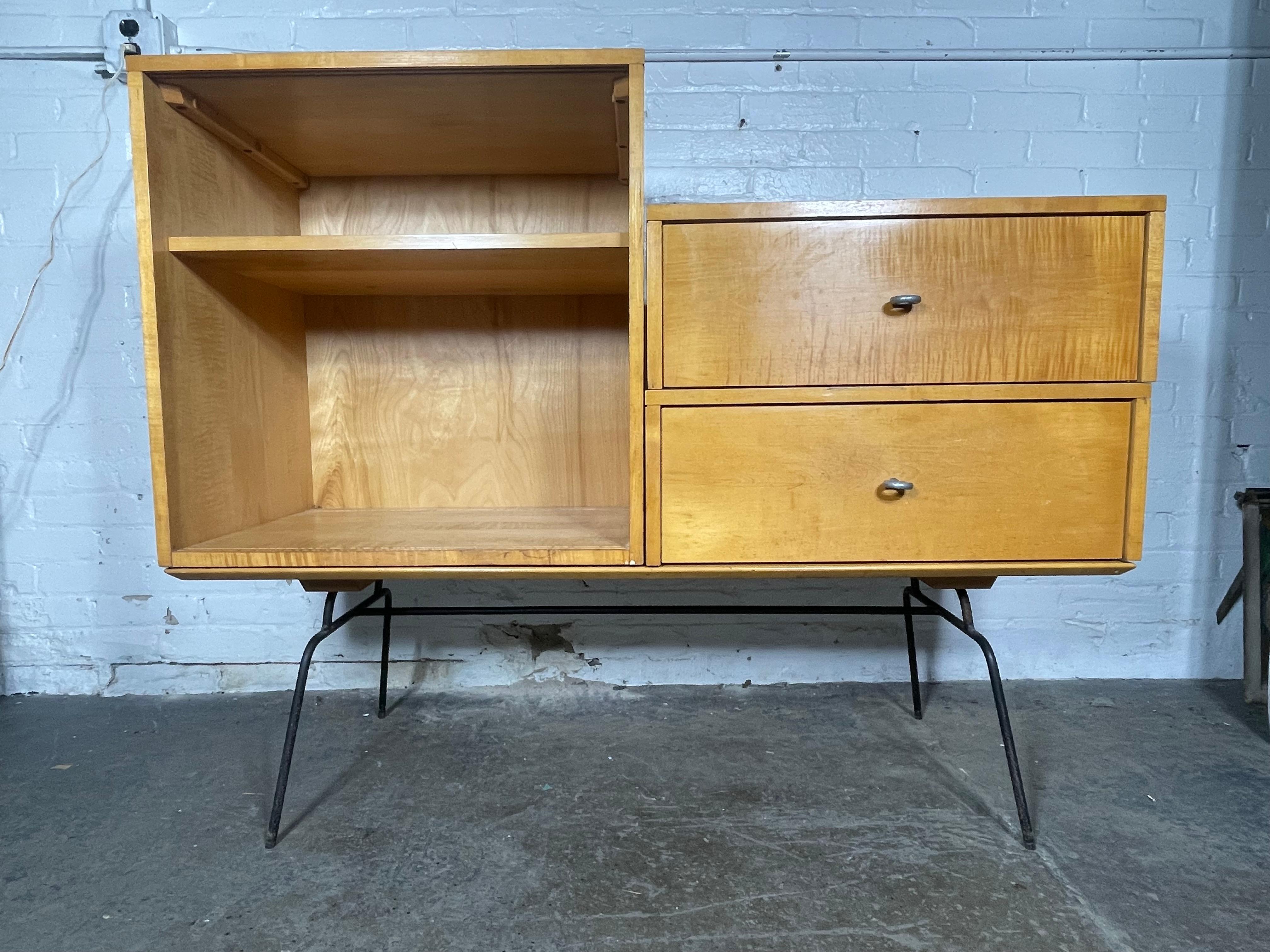 Americano Rare Paul McCobb modular cabinet , aluminum ring pulls / iron base in vendita