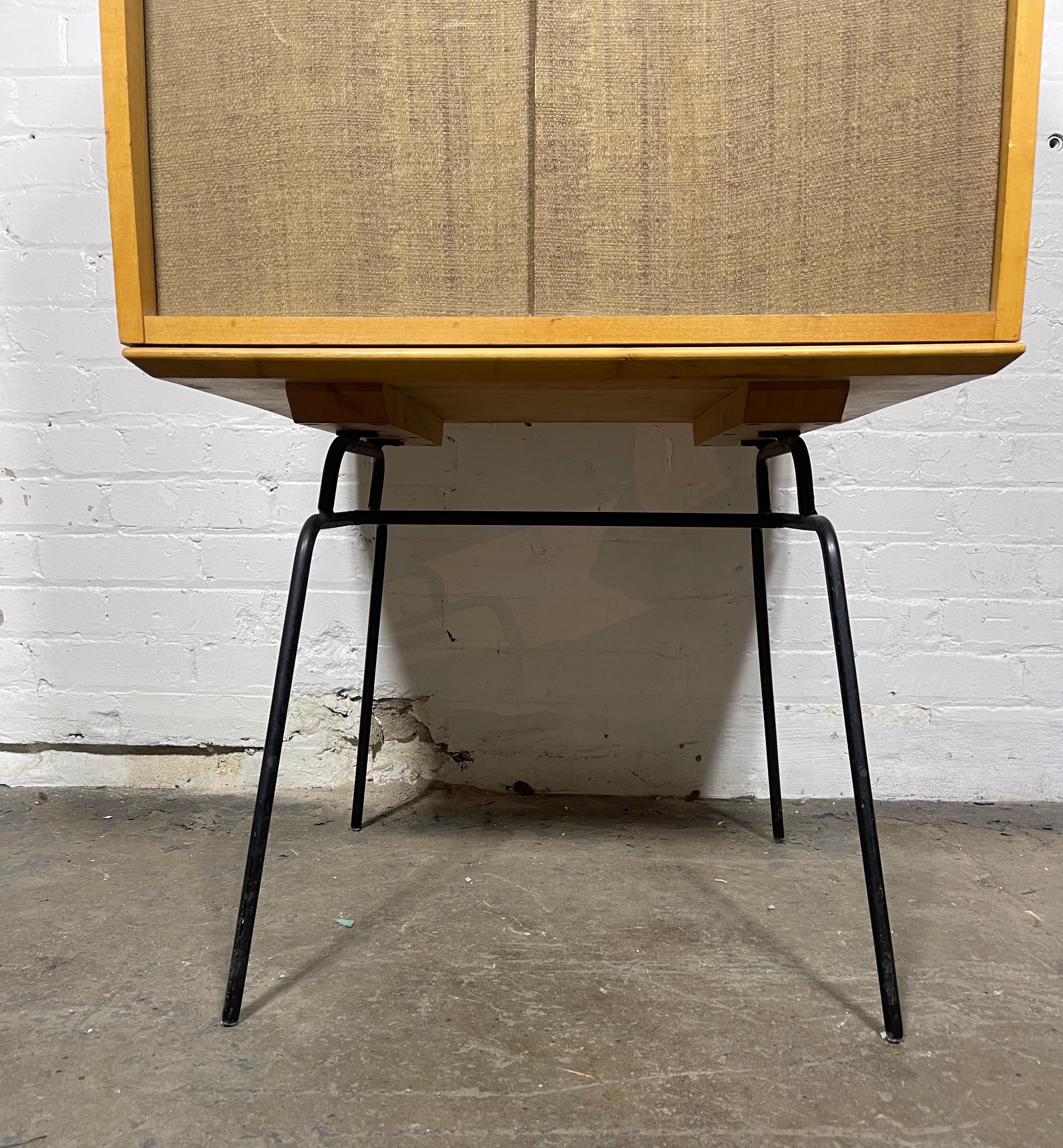 Mid-Century moderno Rare Paul McCobb Modular Sliding Door Cabinet / bookcase on rare iron base in vendita