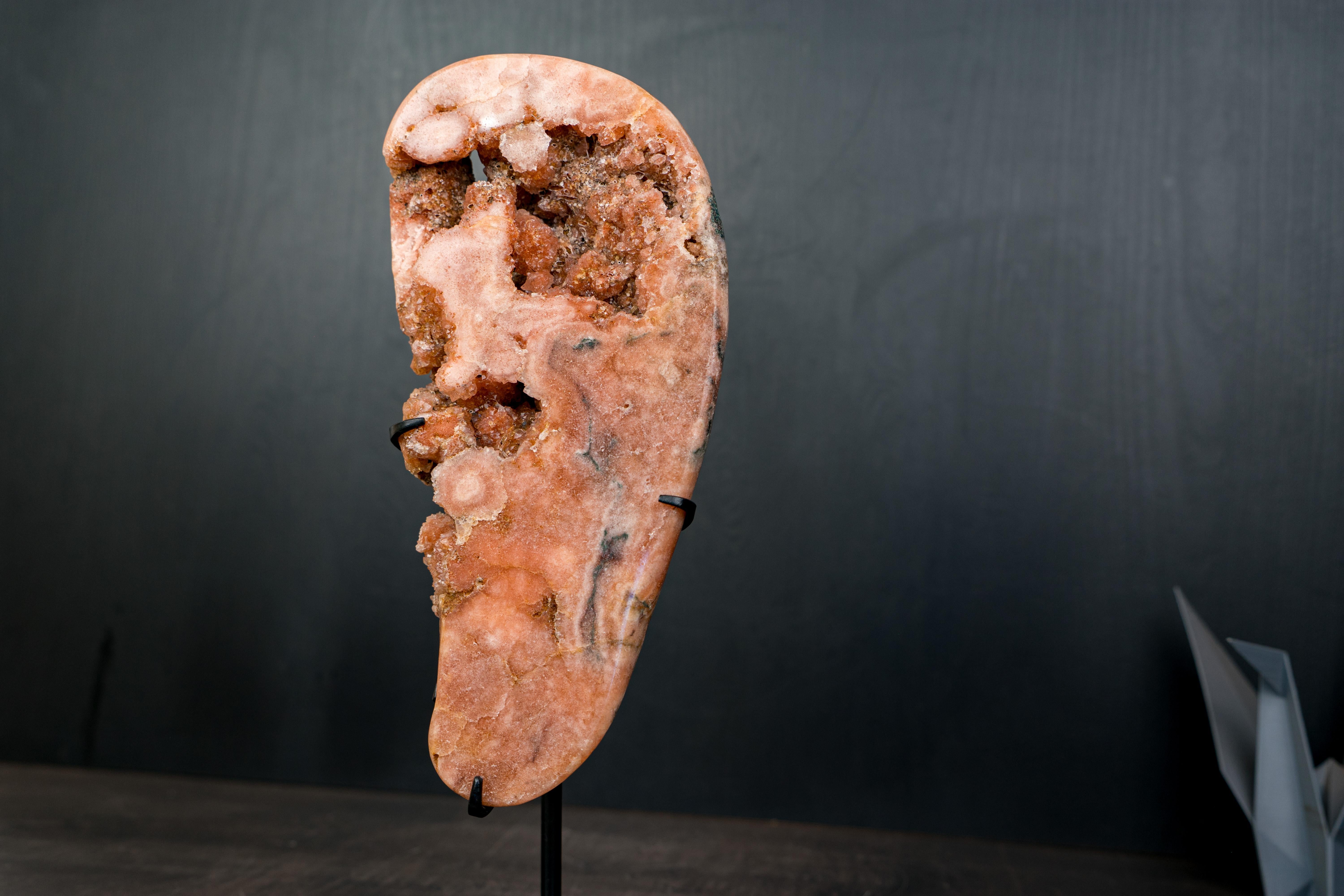 Rare Peach Pink Amethyst Geode with Sparkly Druzy and Unknown Inclusions In New Condition For Sale In Ametista Do Sul, BR