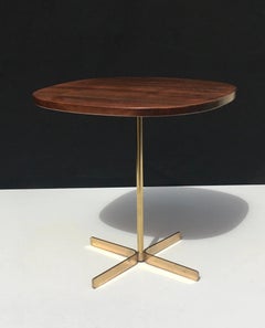 Table d'appoint rare sur pied, en noyer et laiton, signée Allan Gould, CIRCA les années 1950