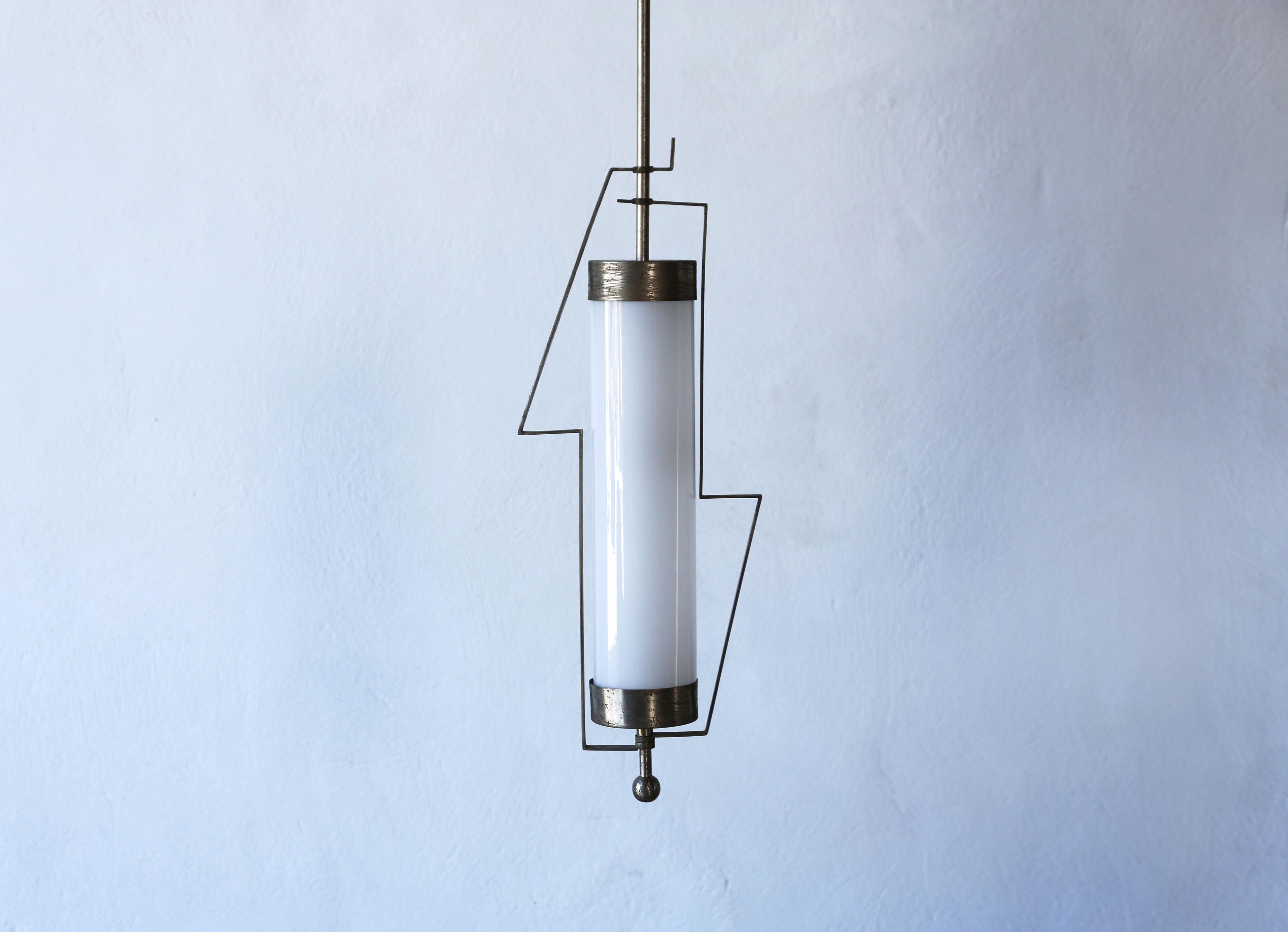 Rare et unique lampe suspendue attribuée à Wiener Werkstatte, Autriche, années 1920. Métal et verre opalin.

La partie principale de la lampe mesure 20 cm de large et 49 cm de haut.
La hauteur de chute est de 144 cm. Nous pouvons ajuster la hauteur