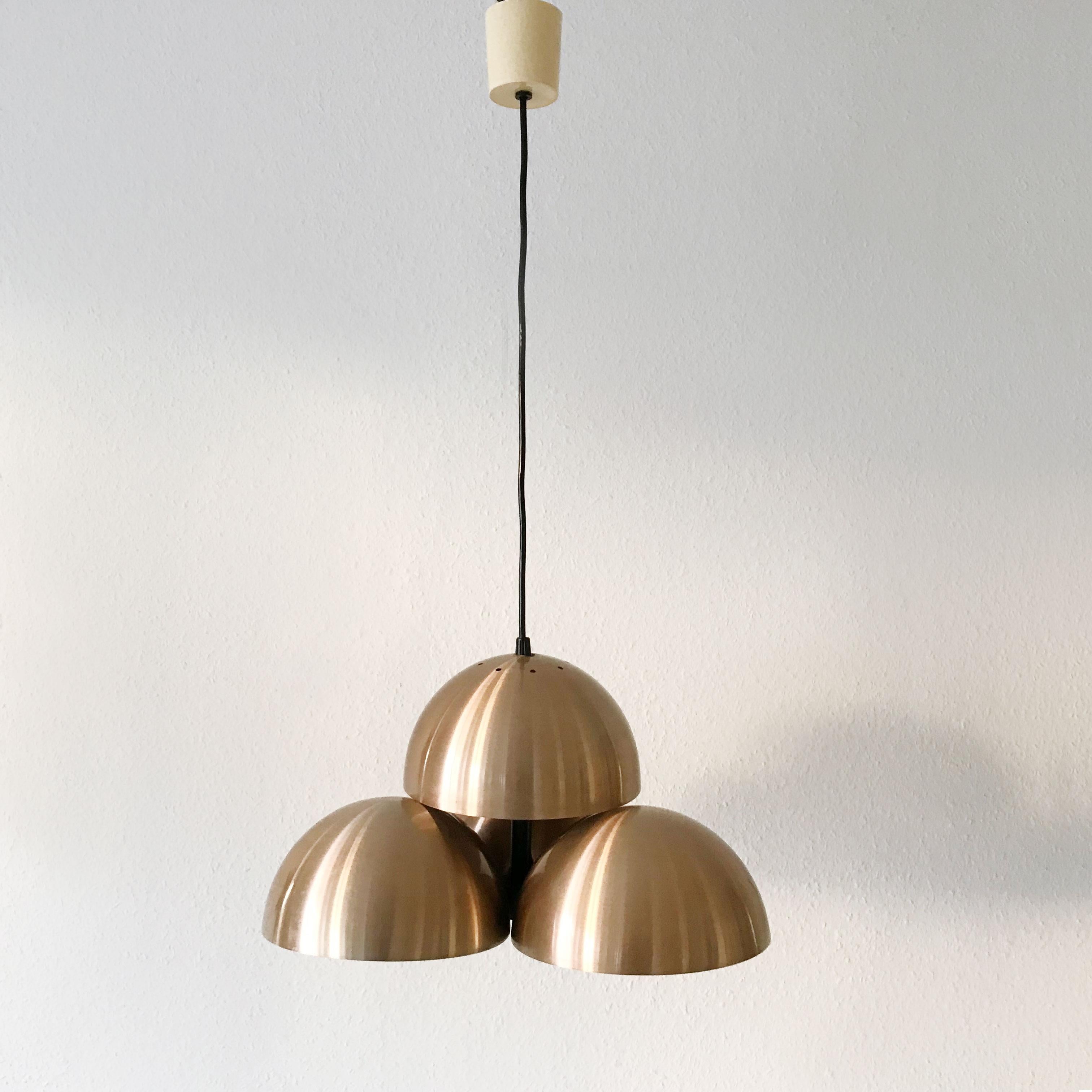 Rarissima e impressionante lampada a sospensione Mid-Century Modern nello stile di Maija Liisa Komulainen per RAAK, Amsterdam, Paesi Bassi. Questa lampada sembra essere una versione a sospensione della famosa lampada da tavolo 