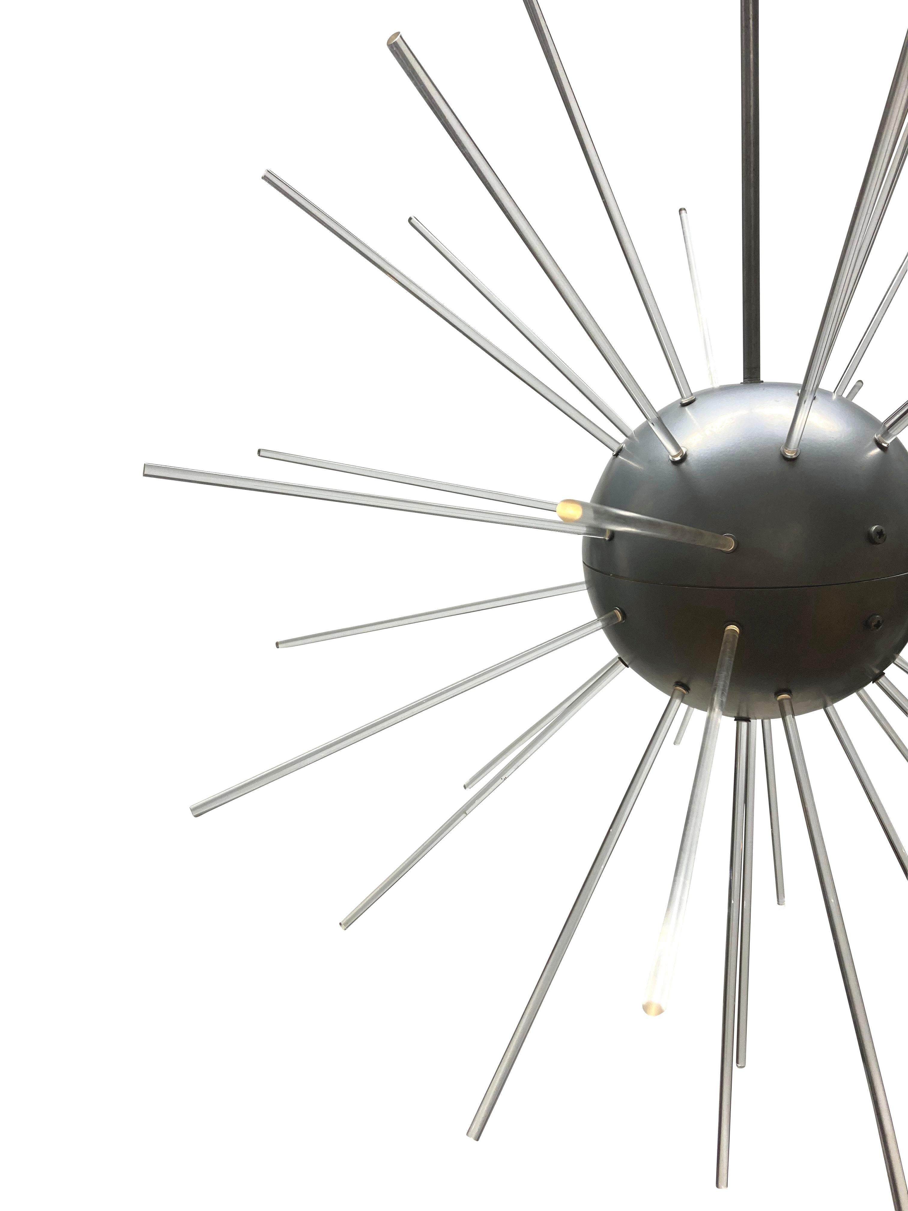Eine italienische Sputnik-Leuchte aus der Sammlung I Soli Alchimea, von Alessandro Guerriero, Mailand. Beachten Sie, dass dieses Kunstwerk nicht als Hauptlichtquelle gedacht ist, sondern nur zu dekorativen Zwecken dient.