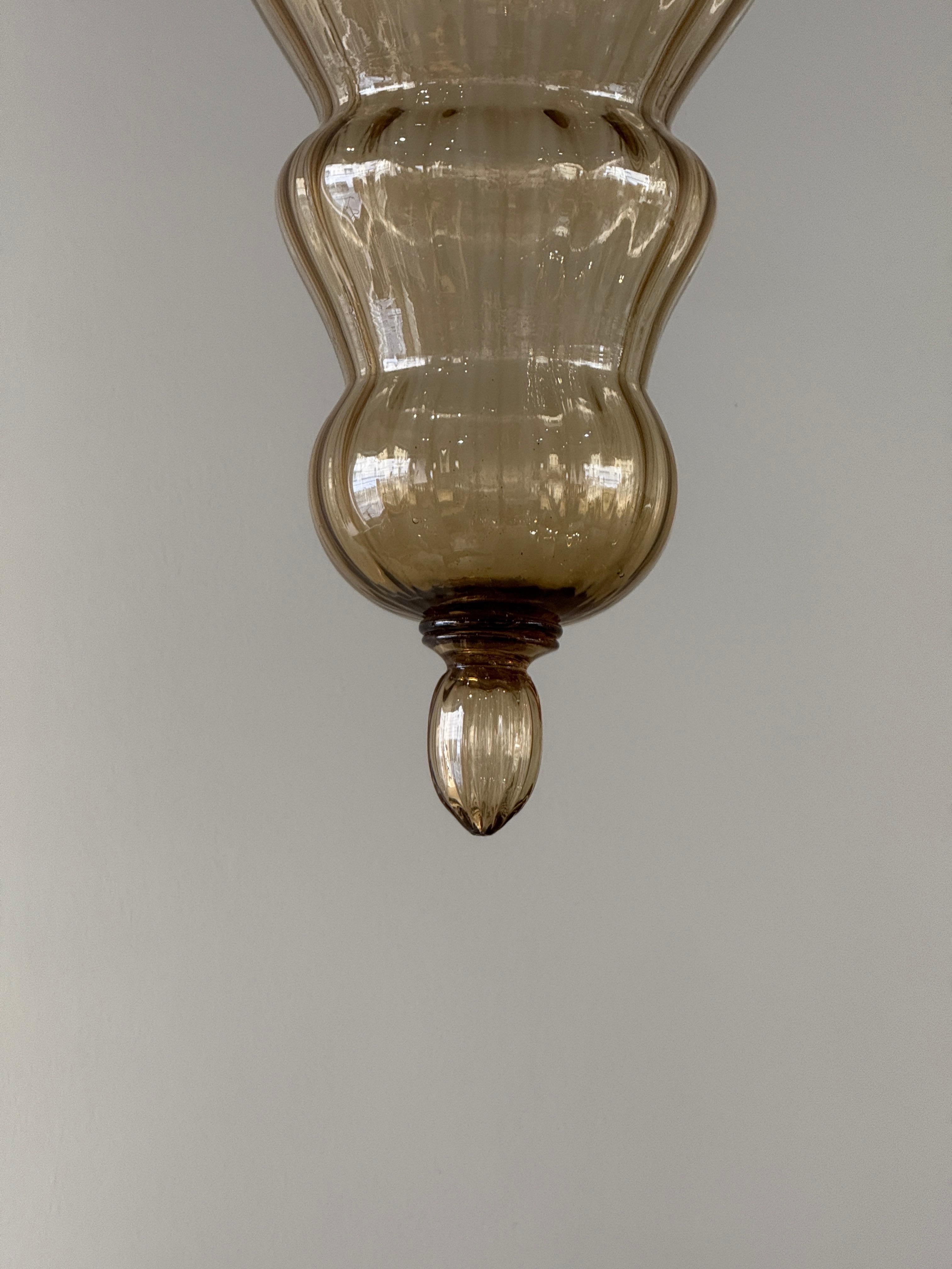 Raro pendente alto di Napeolone Martinuzzi Murano Venezia circa 1930 
Bel colore ambrato chiaro 
Perfette condizioni vintage 
