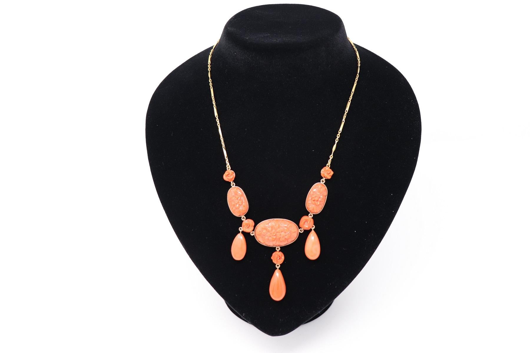 Refined necklace in 18 karat gold chain characterized by coral pendants. Coral worked with floral motifs. Necklace of great elegance Italian goldsmith production. This necklace ideal for an elegant summer evening.