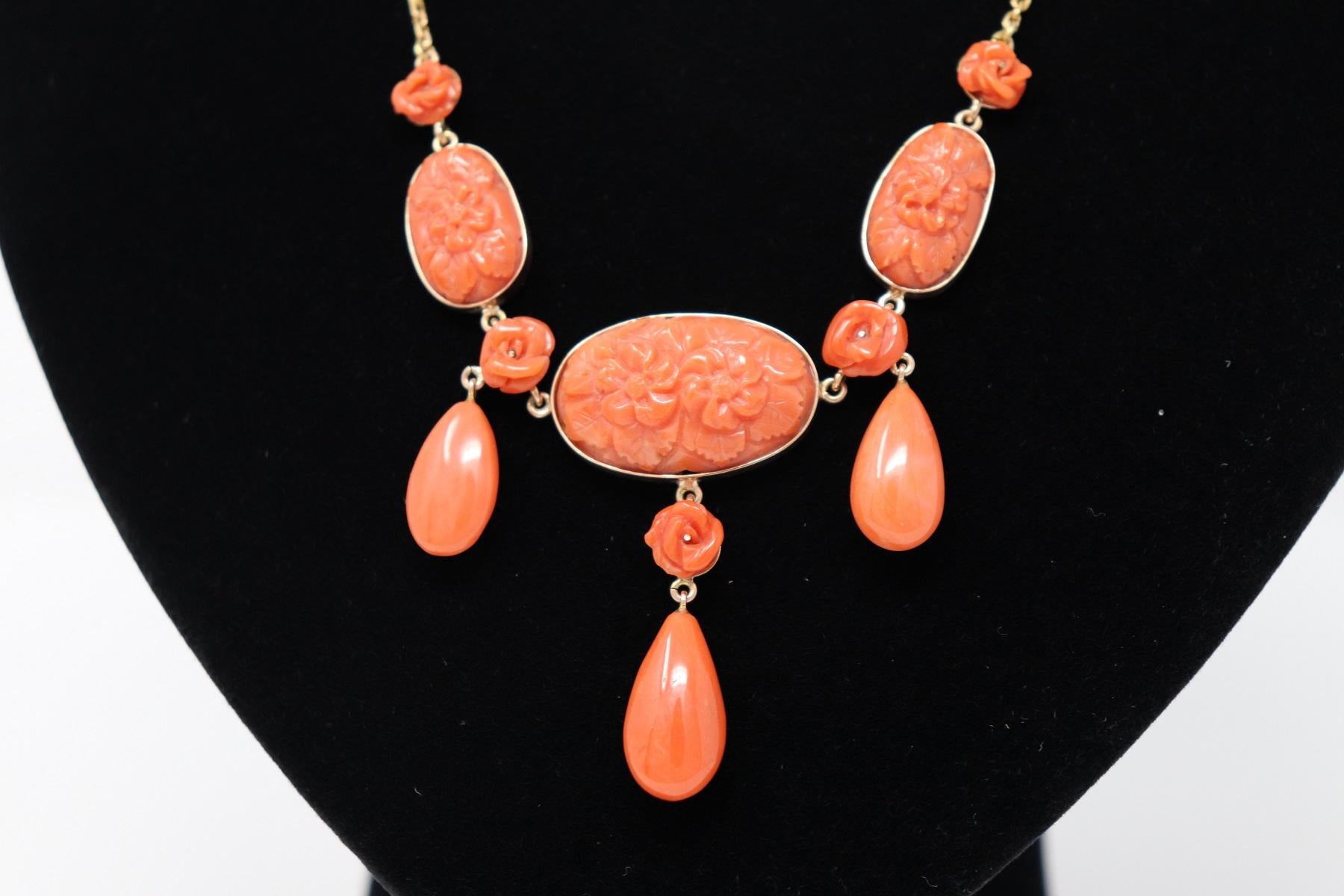 Rare Pendent Necklace in Gold with Carved Coral, 1980s In Excellent Condition In Bosco Marengo, IT