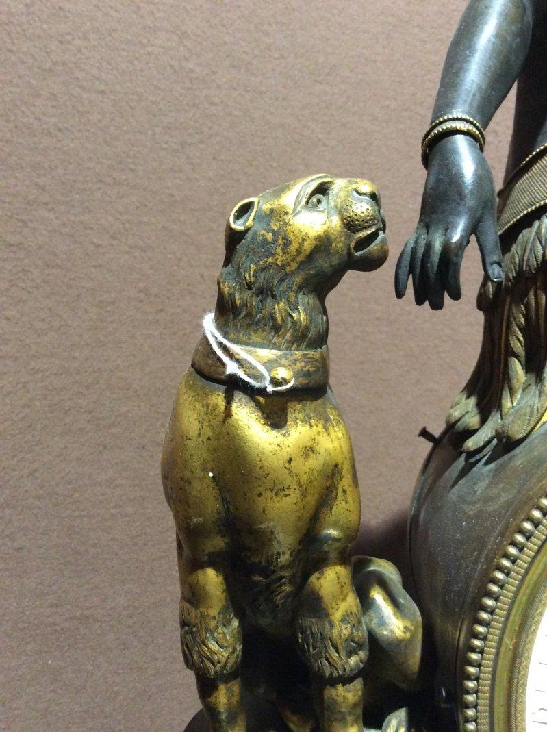 Français Rare pendule Africa gravée en bronze doré, début du 19ème siècle, Paris