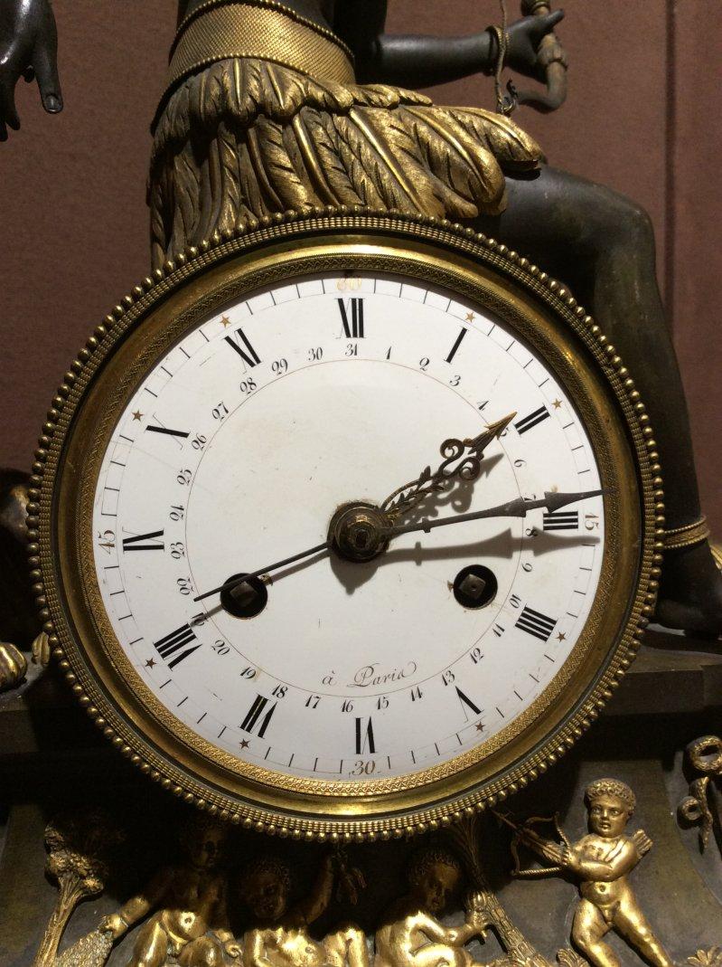 Rare pendule Africa gravée en bronze doré, début du 19ème siècle, Paris Bon état à Sofia, BG