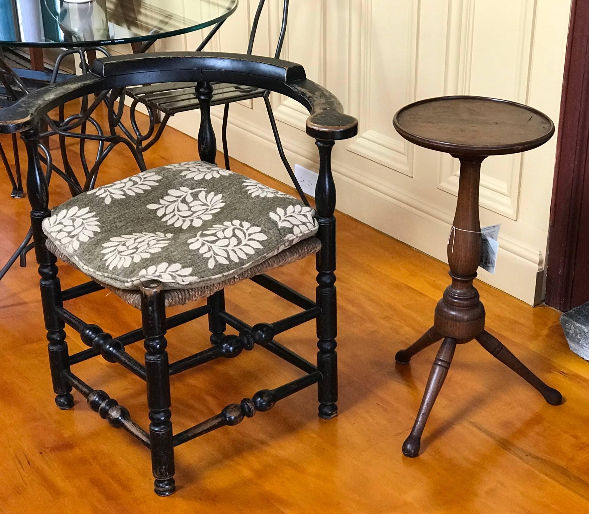 Mid-18th Century Rare Pennsylvania Walnut William & Mary Turned Candle Stand For Sale