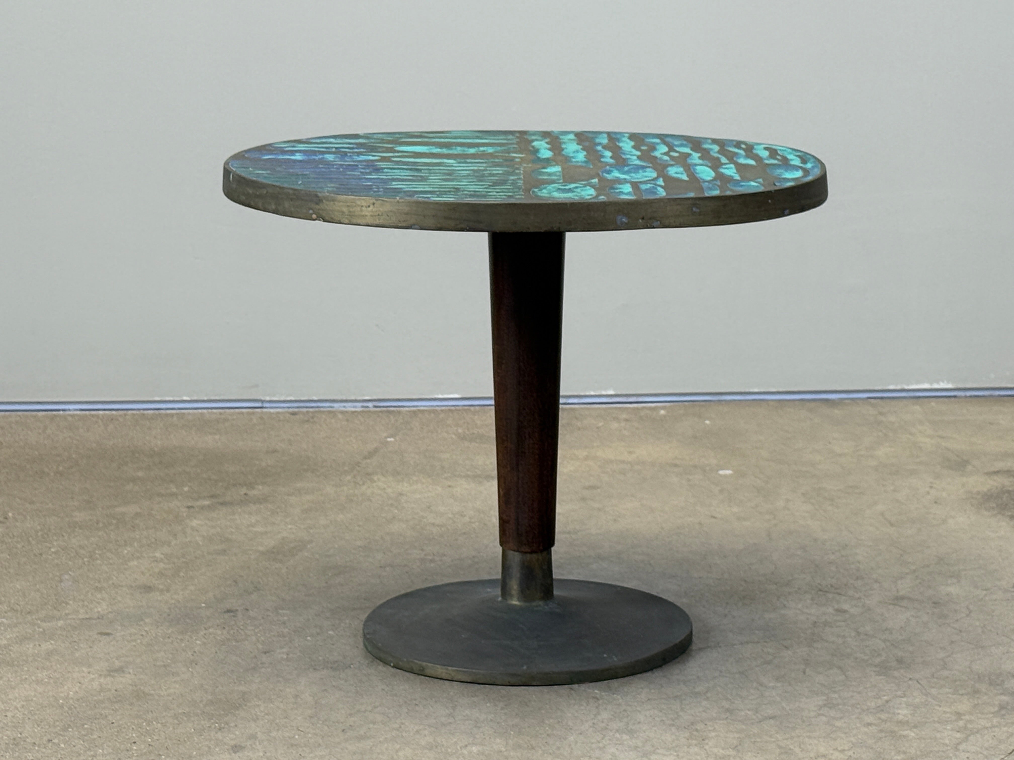 Rare table d'appoint de grande taille conçue par Pepe Mendoza en laiton patiné avec une tige en noyer. 