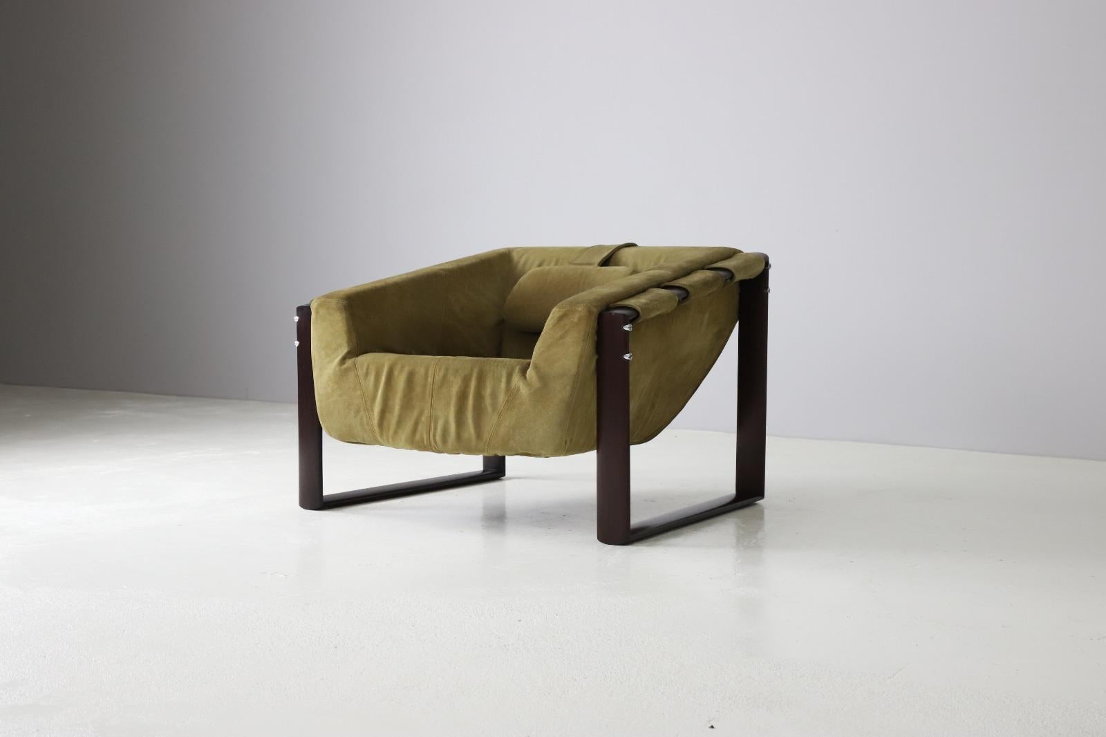 Fine Brazilian lounge chair designed by Percival Lafer in the 1960s. Original suede leather seat supported by a solid rosewood frame. The whole construction is held together by nicely detailed chromed metal screws.
A chunky but elegant design.