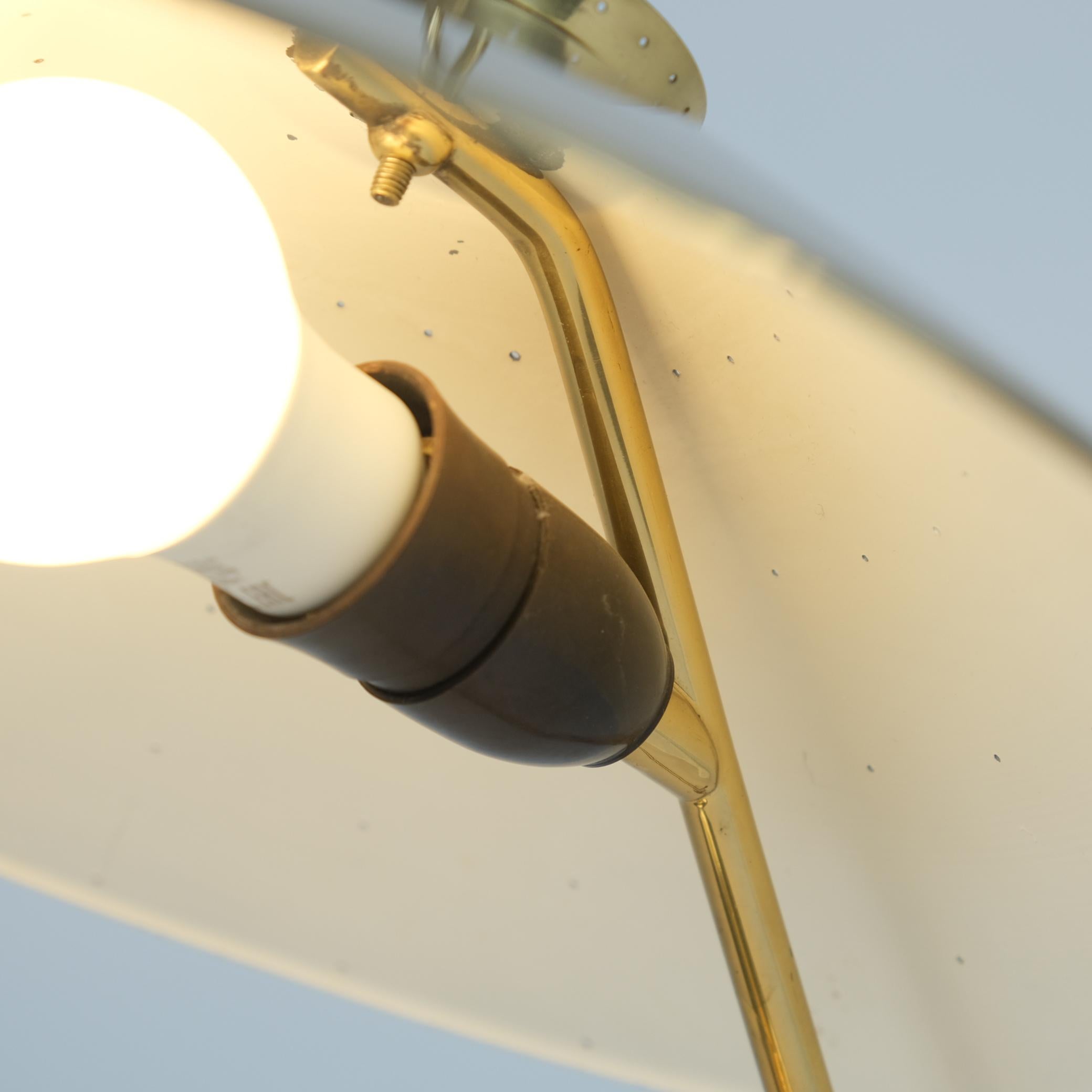 Rare lampe de table perforée en laiton massif Modèle EV 65 pour Itsu, années 1950 en vente 3