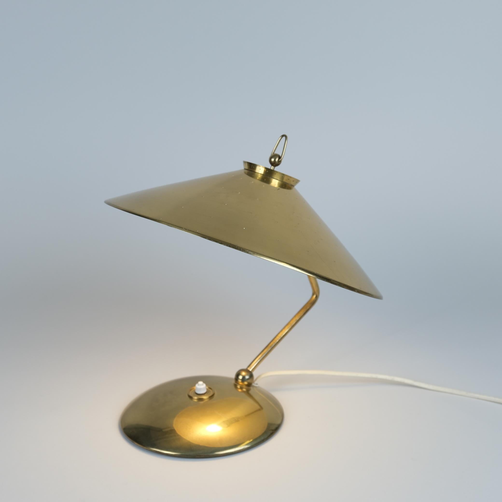 Rare lampe de table perforée en laiton massif Modèle EV 65 pour Itsu, années 1950 en vente 4