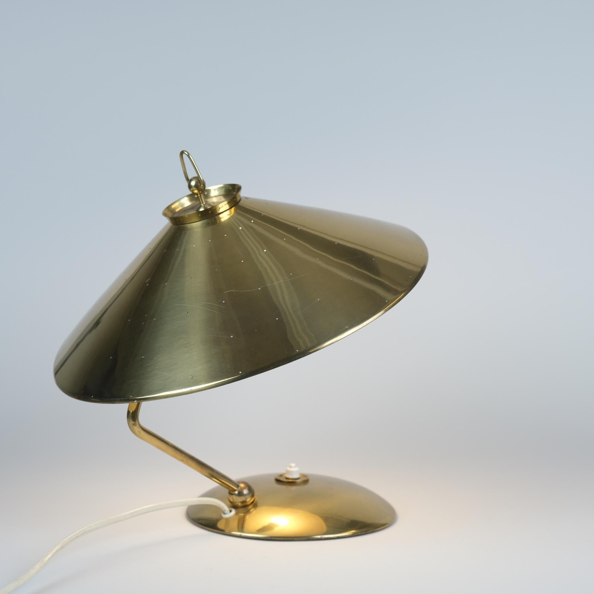Scandinave moderne Rare lampe de table perforée en laiton massif Modèle EV 65 pour Itsu, années 1950 en vente