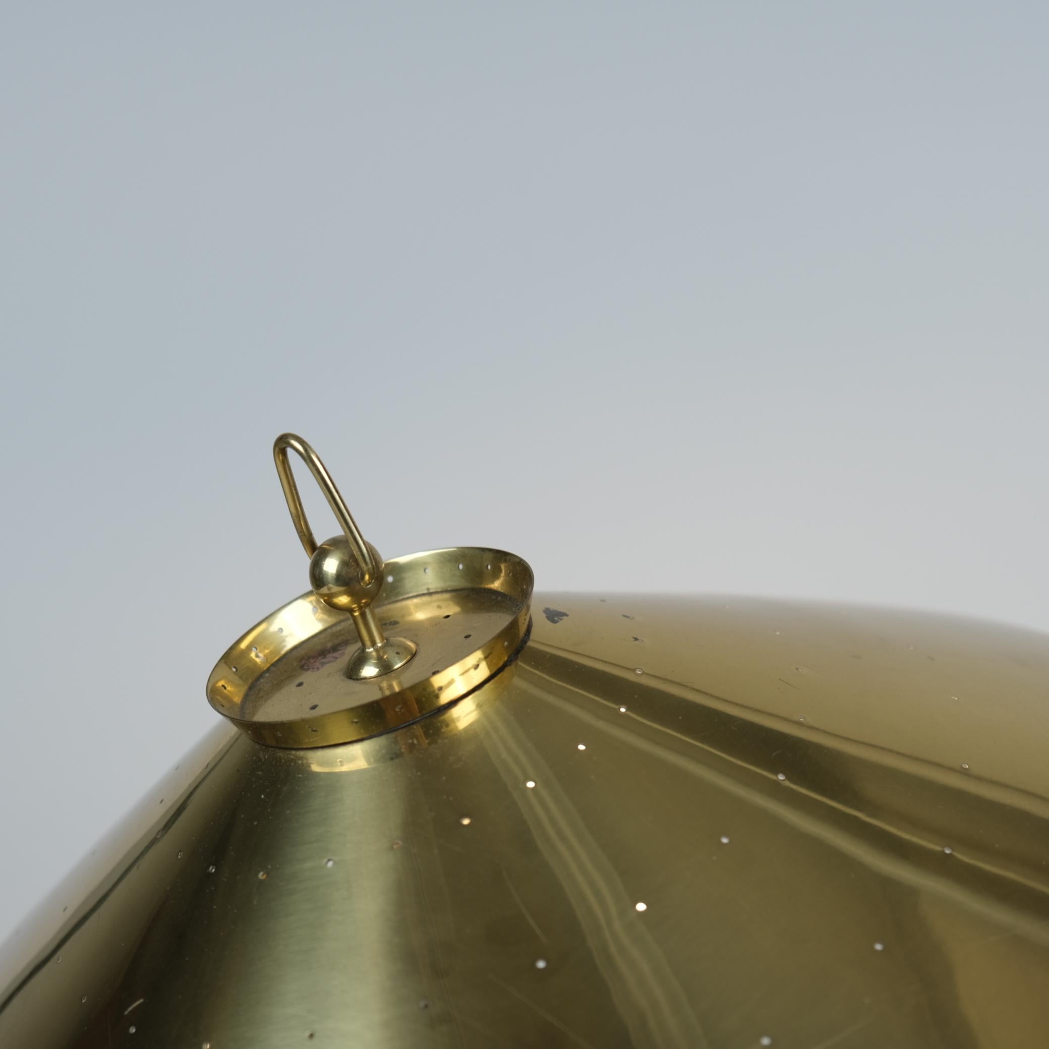Rare lampe de table perforée en laiton massif Modèle EV 65 pour Itsu, années 1950 Bon état - En vente à Helsinki, FI