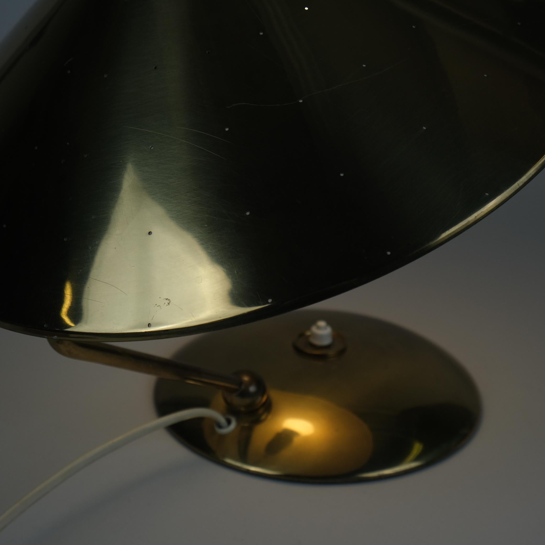 Milieu du XXe siècle Rare lampe de table perforée en laiton massif Modèle EV 65 pour Itsu, années 1950 en vente