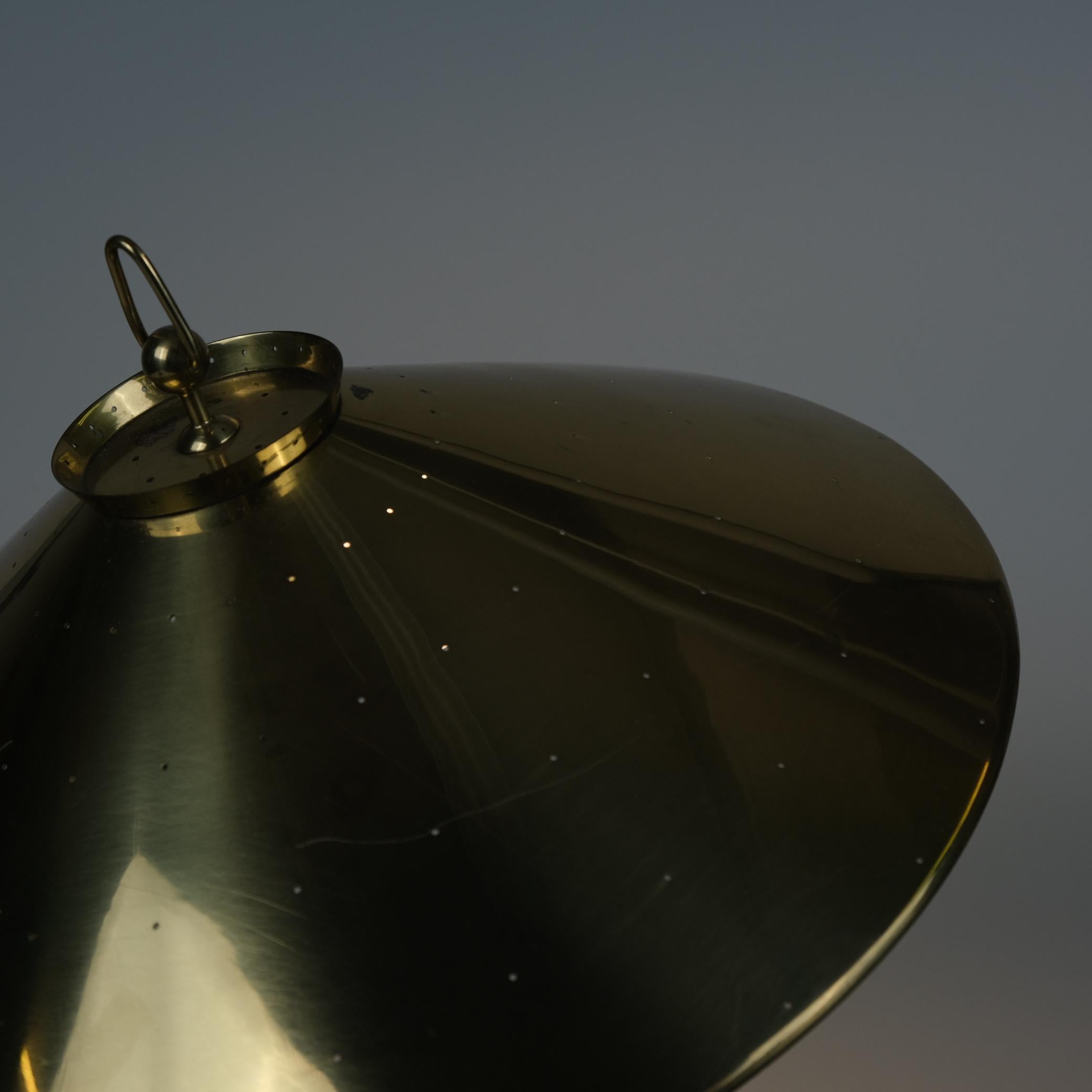 Laiton Rare lampe de table perforée en laiton massif Modèle EV 65 pour Itsu, années 1950 en vente