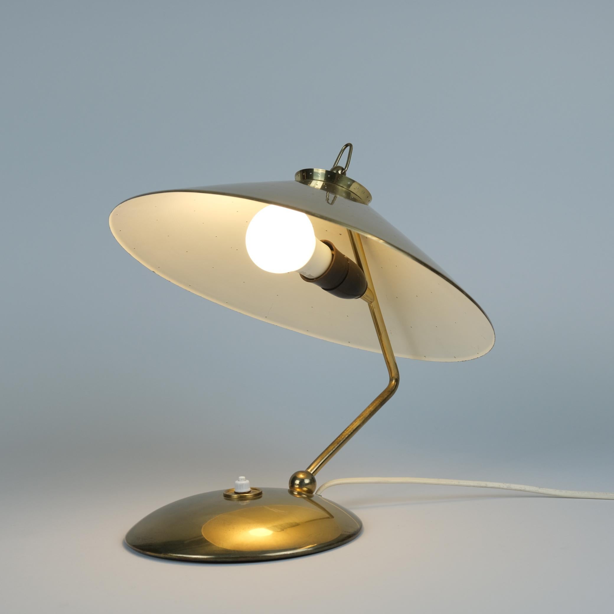 Rare lampe de table perforée en laiton massif Modèle EV 65 pour Itsu, années 1950 en vente 1