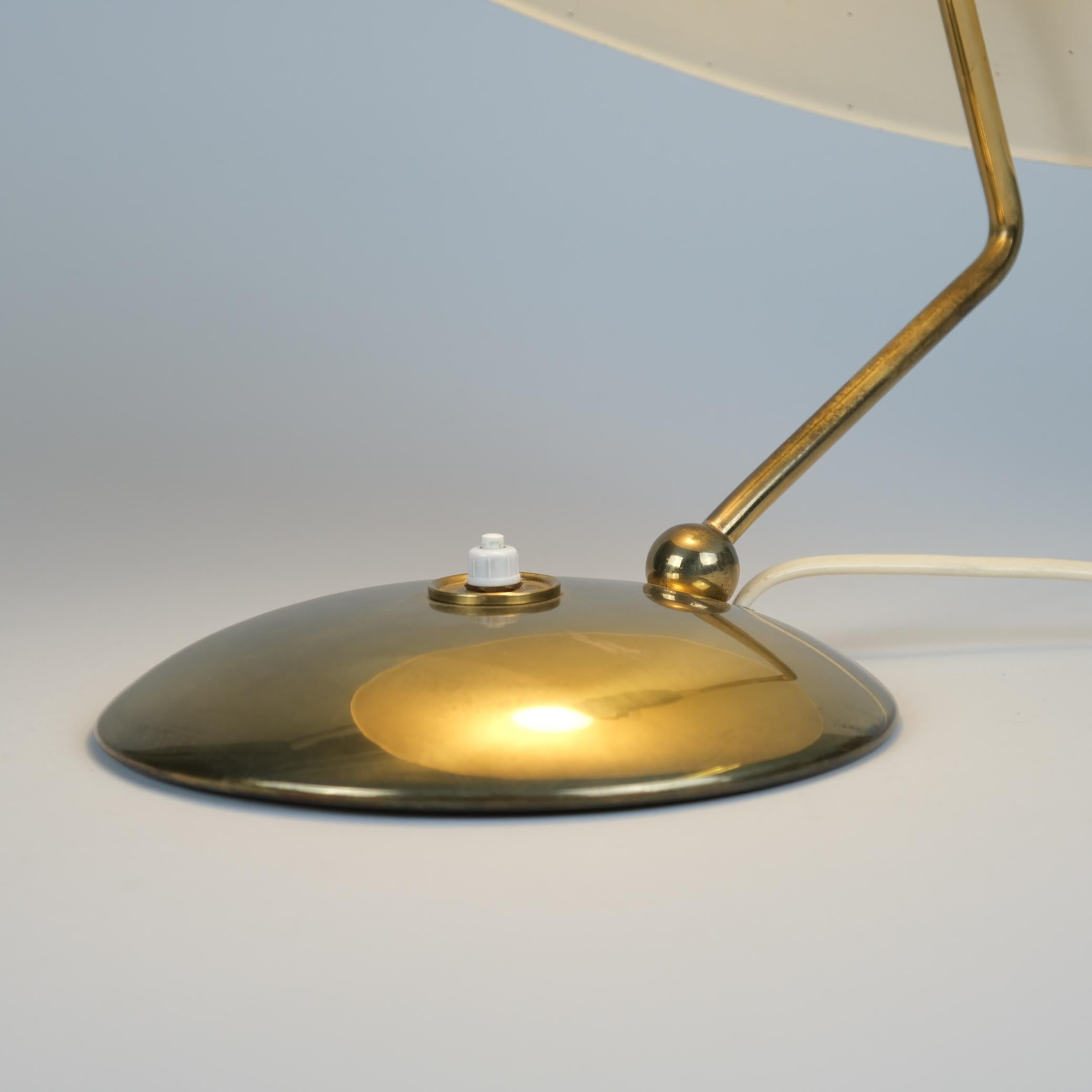 Rare lampe de table perforée en laiton massif Modèle EV 65 pour Itsu, années 1950 en vente 2