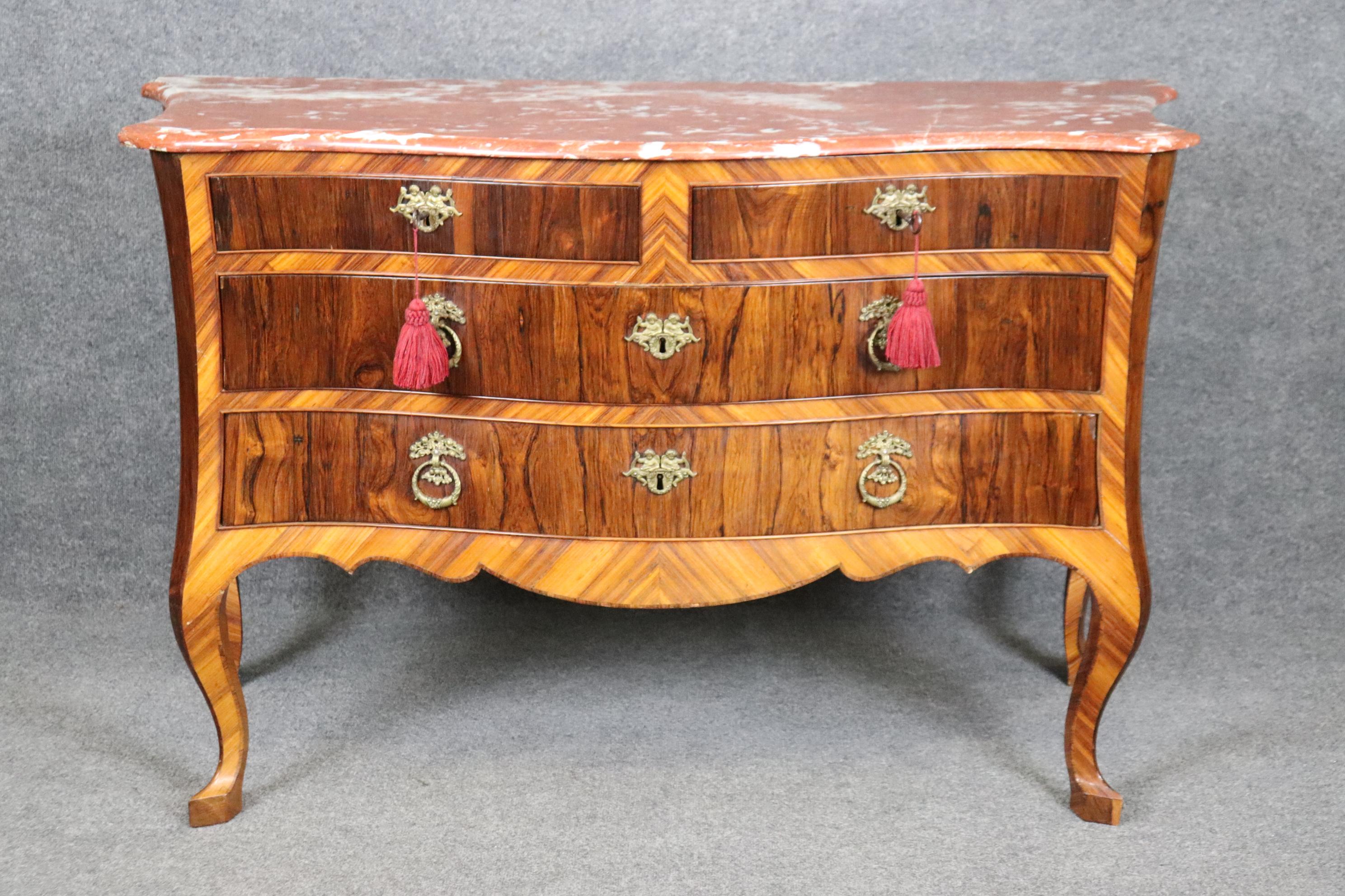 Rara commode d'epoca dell'800 in legno di noce circasso e marmo di Kingwood in vendita 3