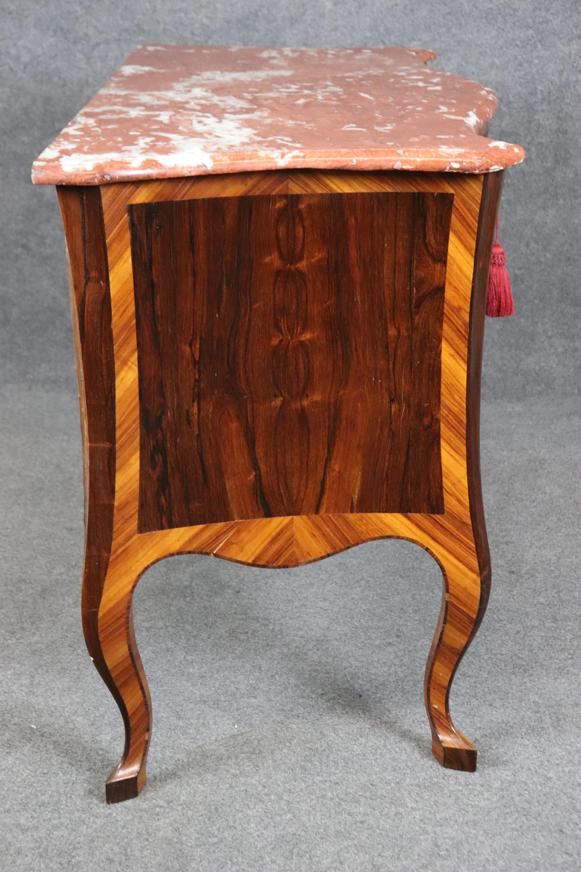 Rara commode d'epoca dell'800 in legno di noce circasso e marmo di Kingwood in vendita 4