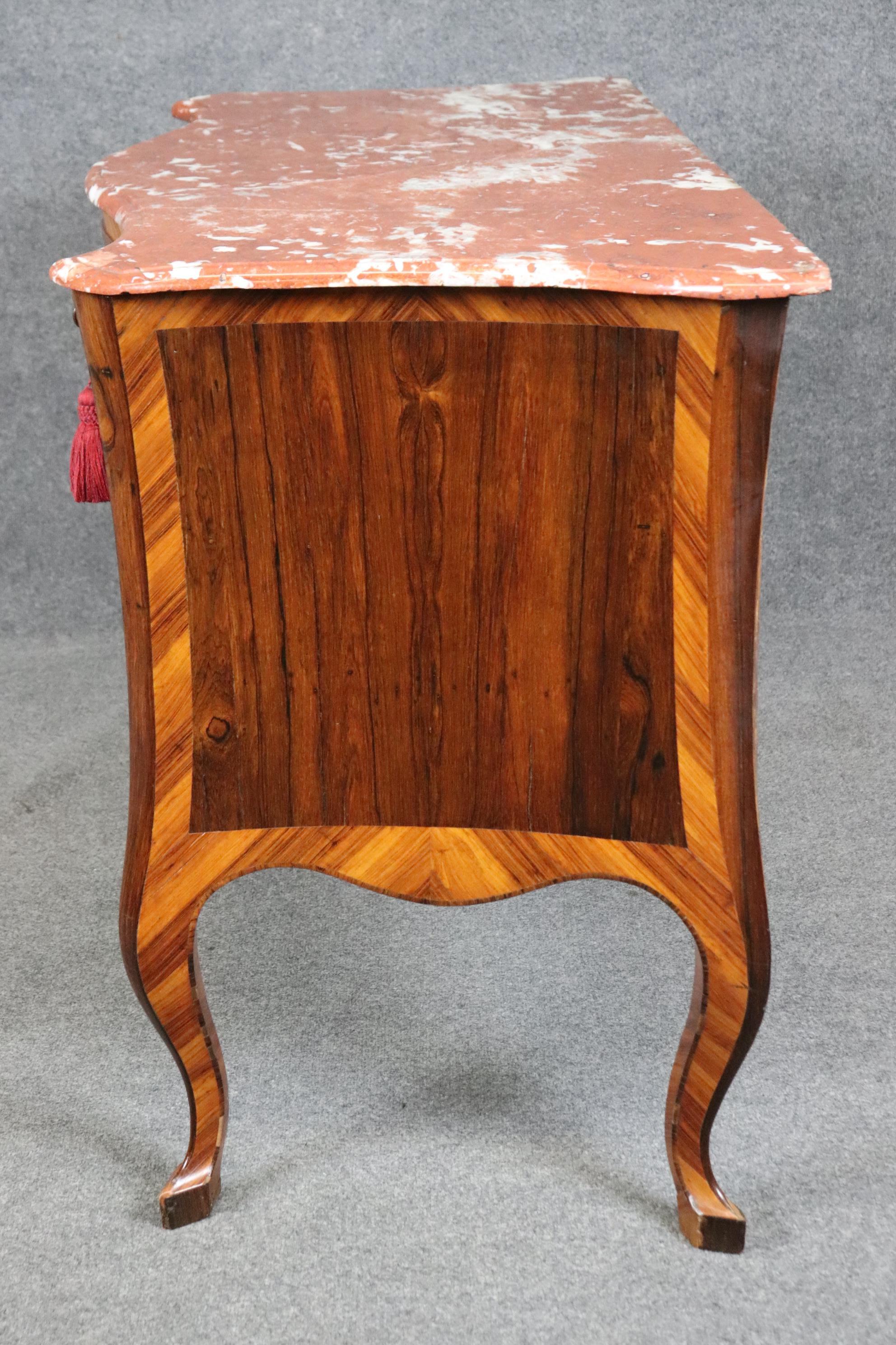 Rara commode d'epoca dell'800 in legno di noce circasso e marmo di Kingwood in vendita 5