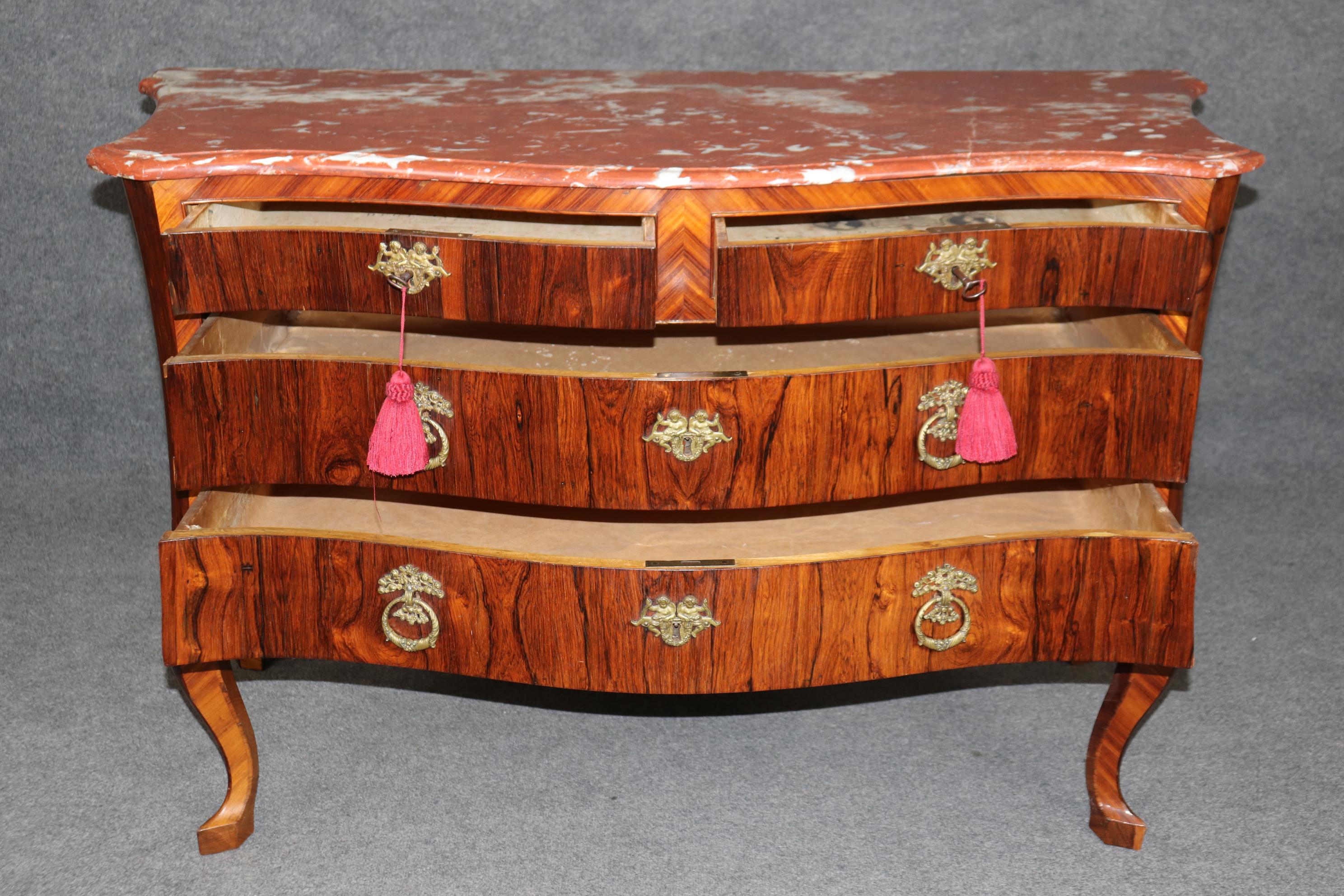 Rara commode d'epoca dell'800 in legno di noce circasso e marmo di Kingwood in vendita 6