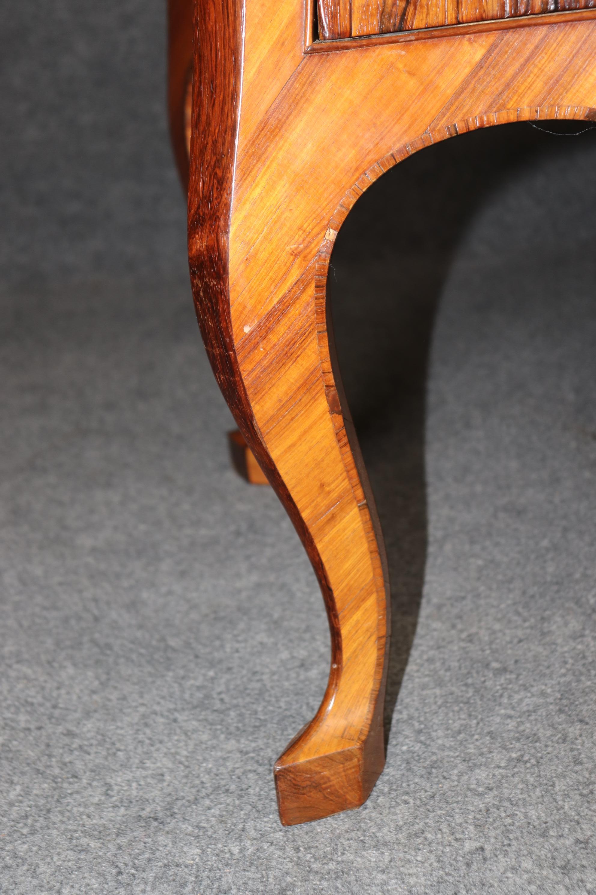 Rara commode d'epoca dell'800 in legno di noce circasso e marmo di Kingwood in vendita 7