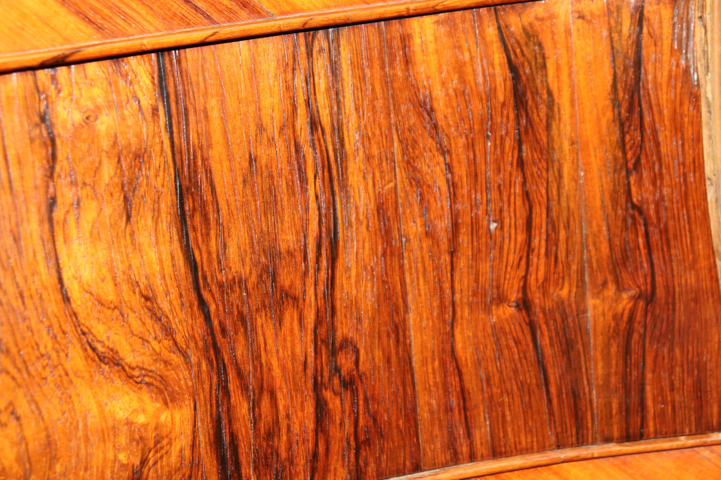 Rara commode d'epoca dell'800 in legno di noce circasso e marmo di Kingwood in vendita 8