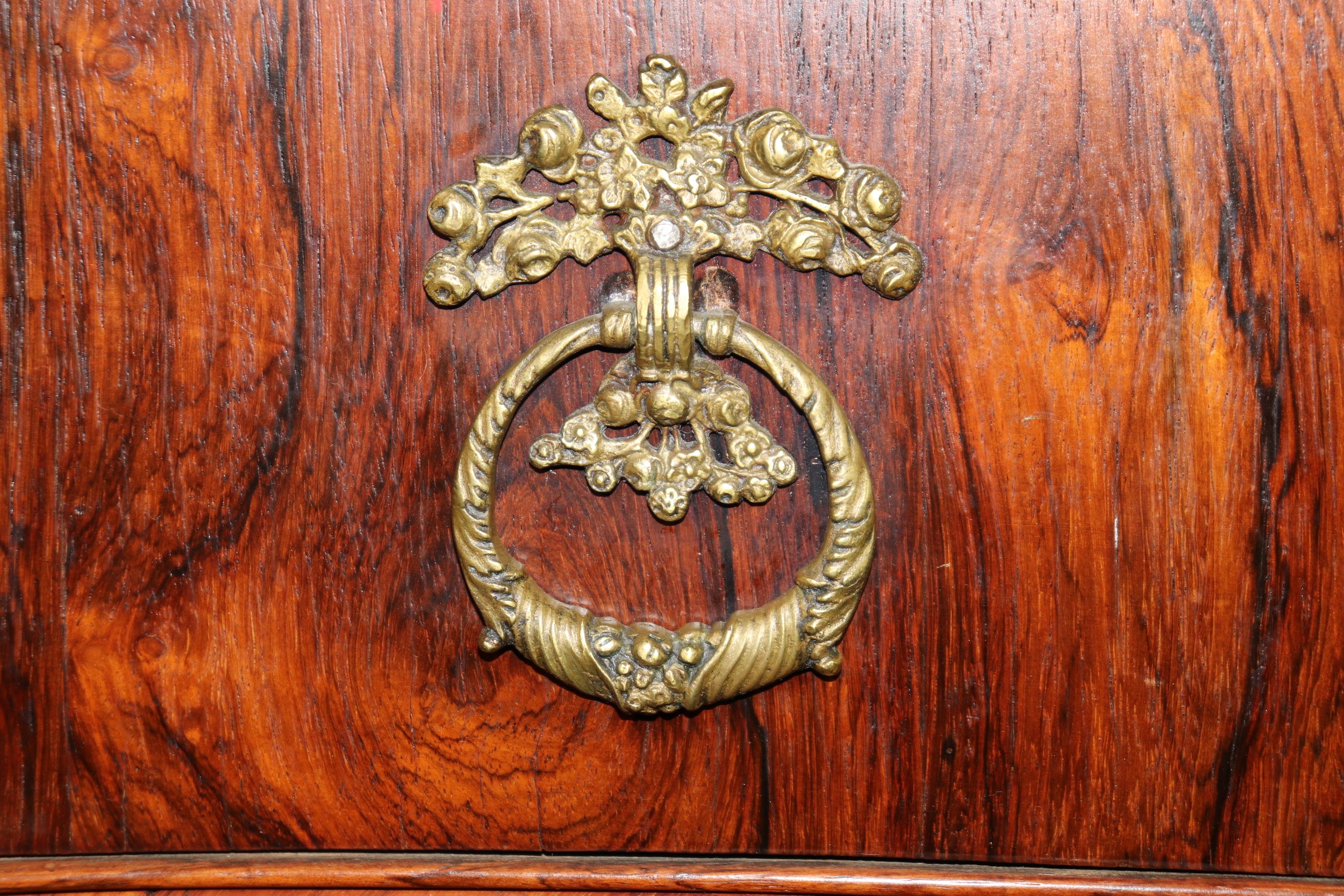 Luigi XV Rara commode d'epoca dell'800 in legno di noce circasso e marmo di Kingwood in vendita