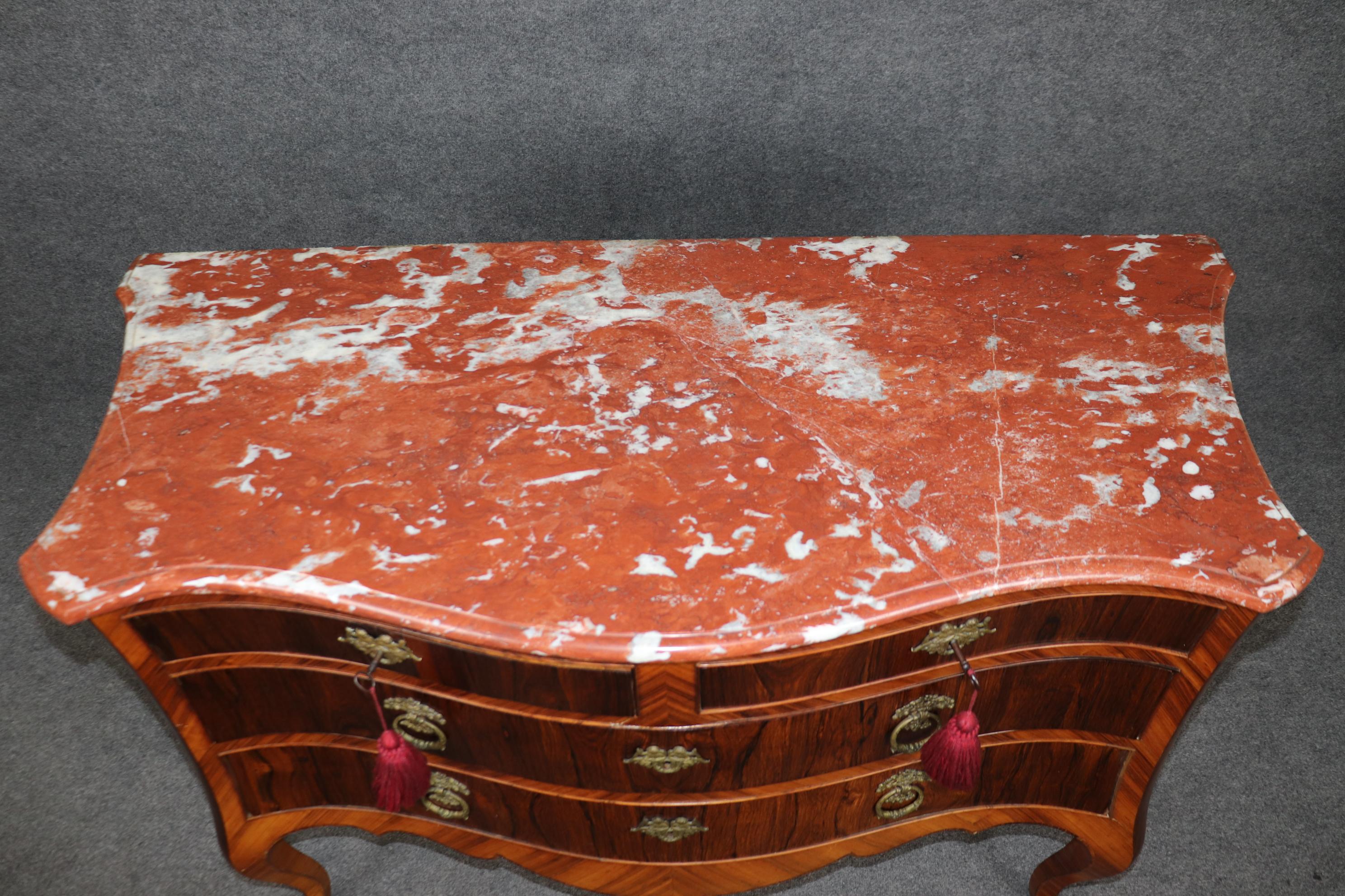 Italiano Rara commode d'epoca dell'800 in legno di noce circasso e marmo di Kingwood in vendita