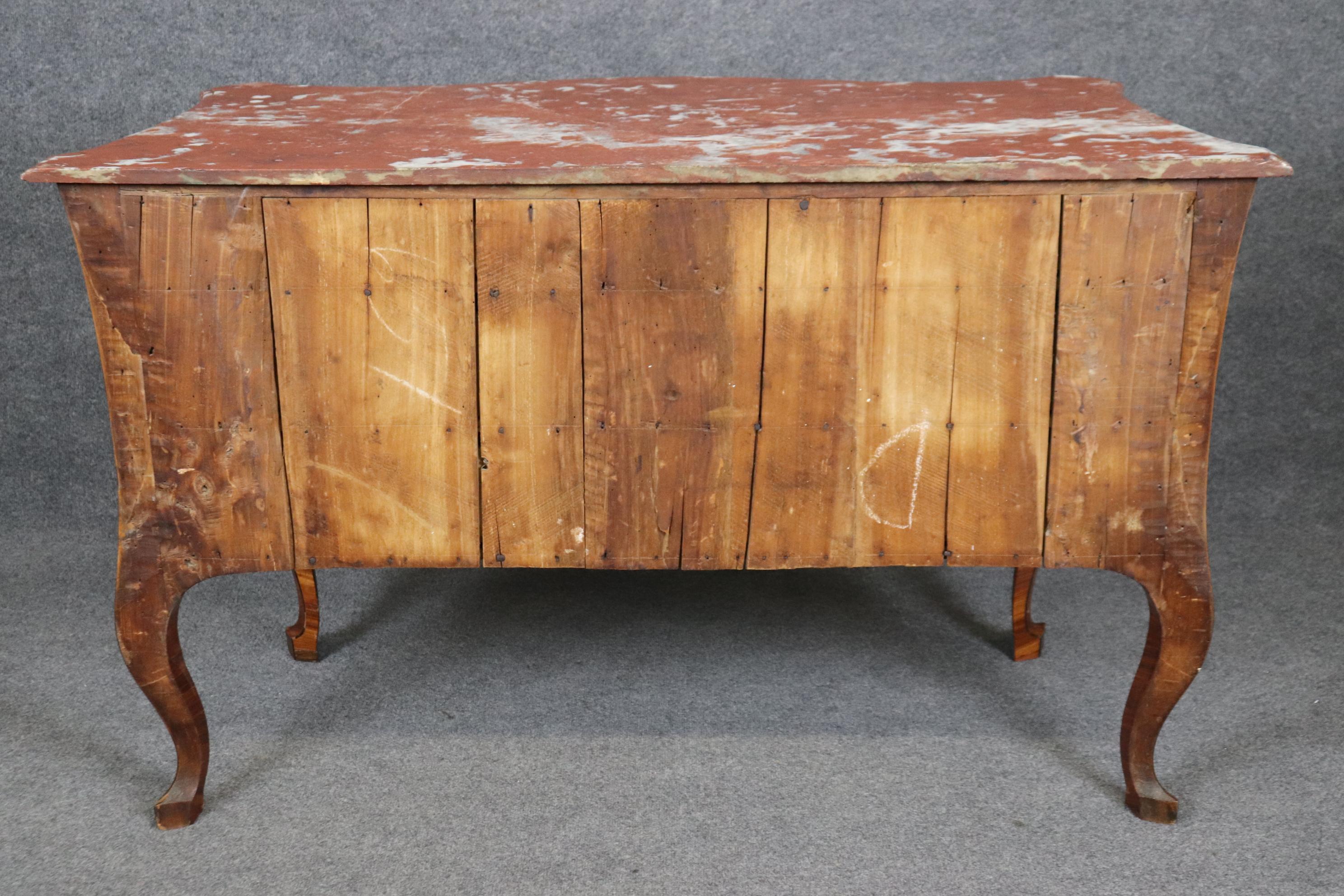 Rara commode d'epoca dell'800 in legno di noce circasso e marmo di Kingwood In condizioni buone in vendita a Swedesboro, NJ