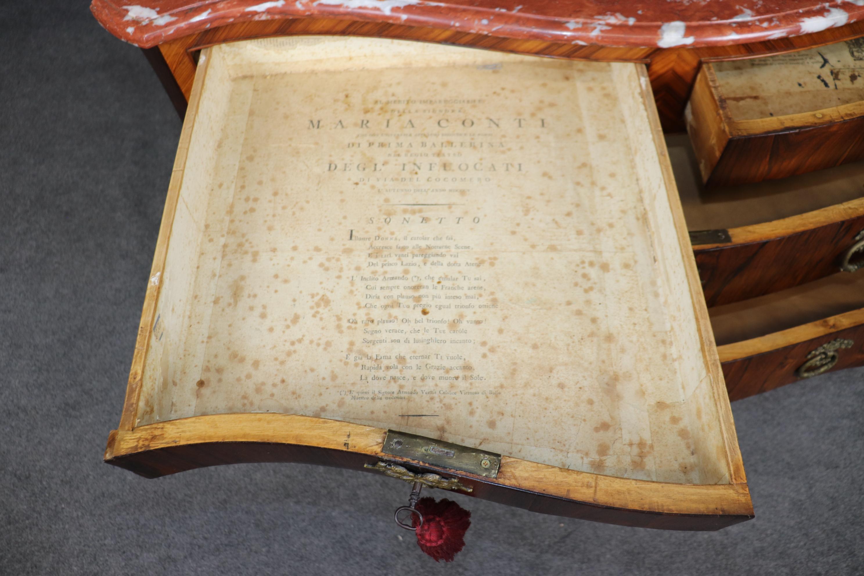 Fine XVIII secolo Rara commode d'epoca dell'800 in legno di noce circasso e marmo di Kingwood in vendita