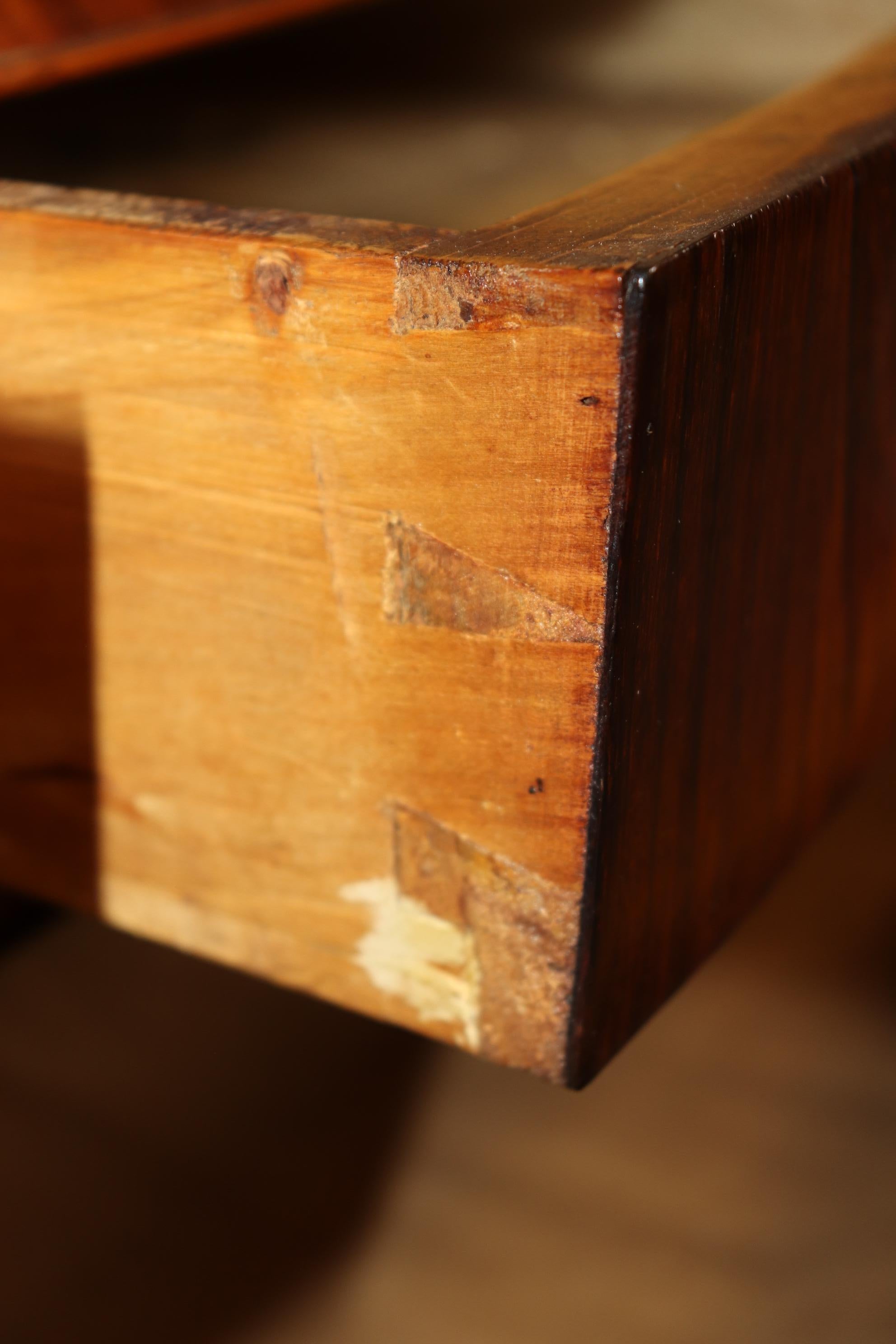 Rara commode d'epoca dell'800 in legno di noce circasso e marmo di Kingwood in vendita 2