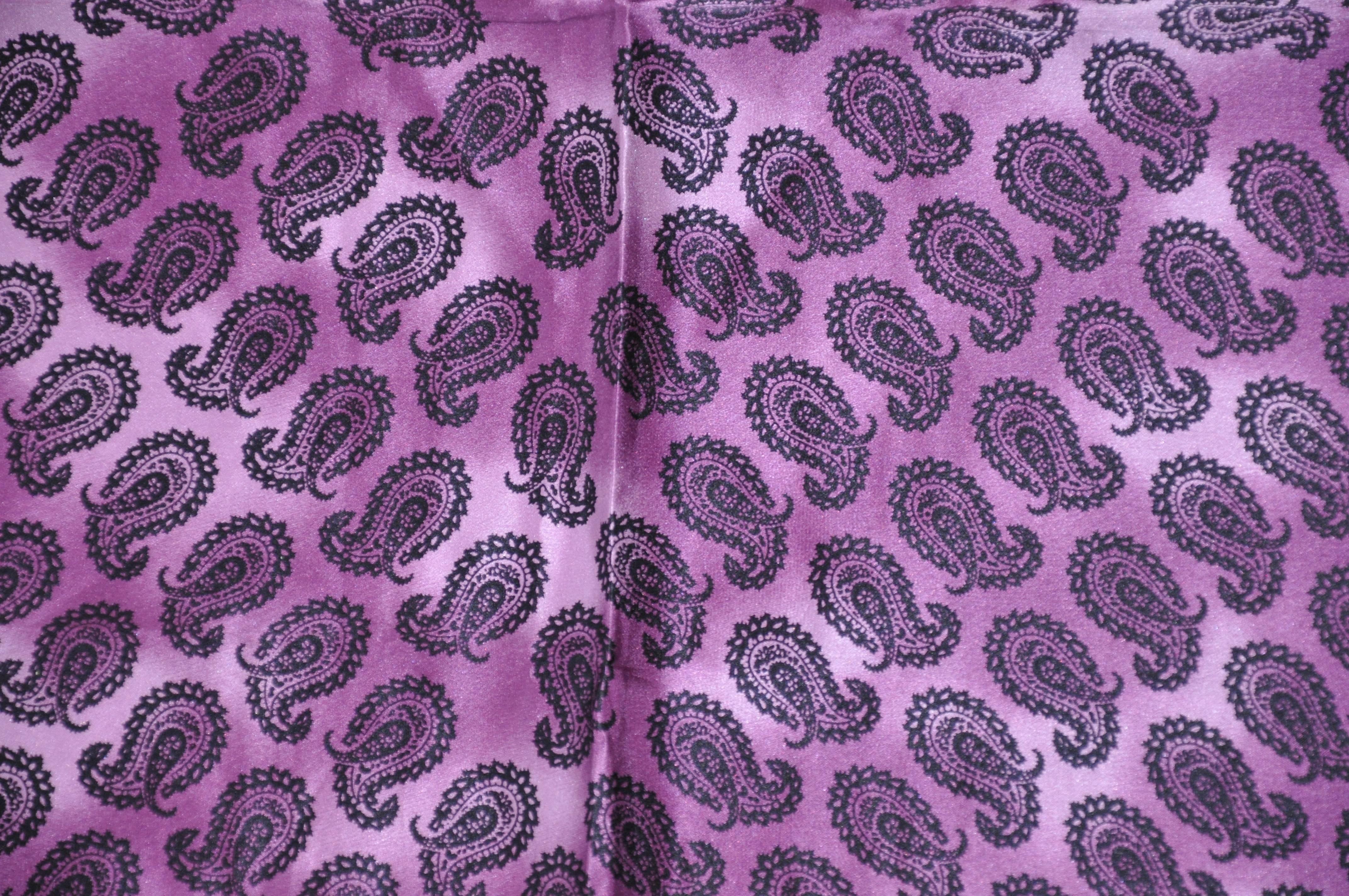        Perry Ellis seltene Multi-Palseys Mitte in schwarz und Schattierungen von Lavendel und Violett ist mit Lavendel mit detaillierten Stickereien umgeben, mit handgerollten Kanten beendet. Dieser wunderbare Schal misst 20 Zoll mal 21 Zoll.
