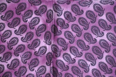 Sciarpa di seta Perry Ellis con bordo ricamato color lavanda e multi paisley