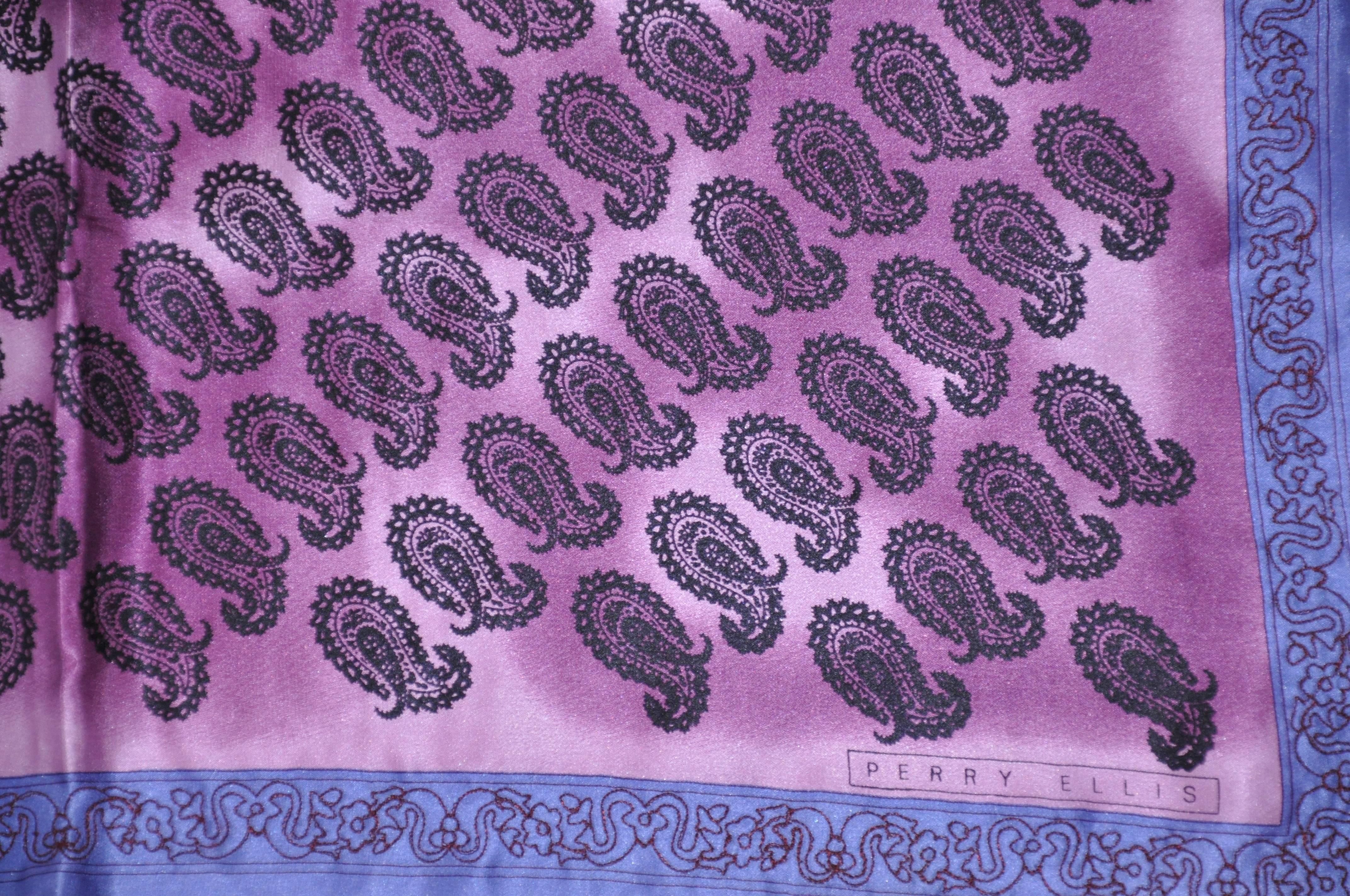 Violet Perry Ellis - Écharpe en soie brodée de motifs lavande avec plusieurs motifs cachemire en vente