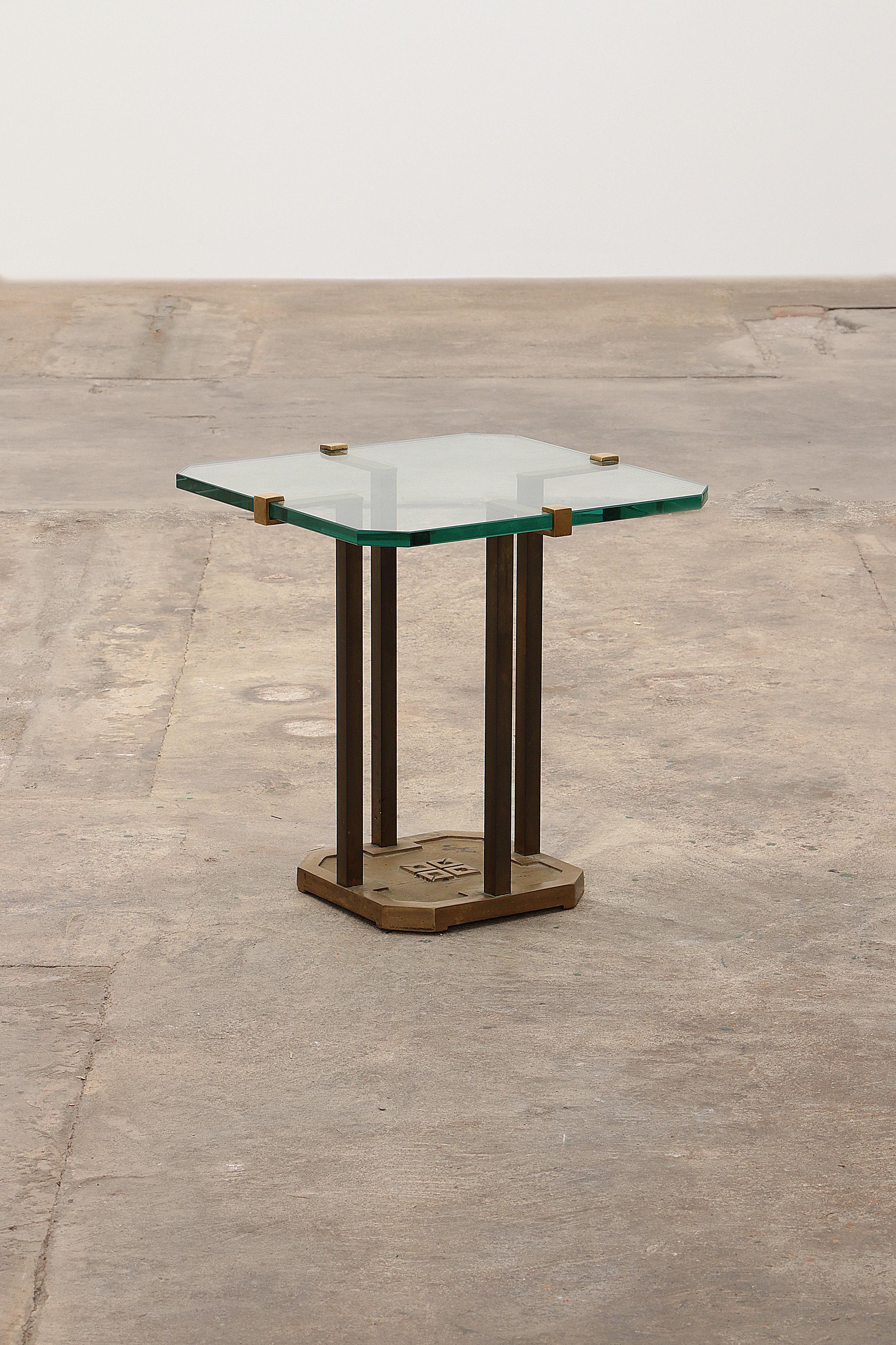 Beistelltisch T18 Design von Peter Ghyczy 70 Jahre

Dies ist ein schöner kleiner Tisch mit den Originalbeinen des Designers Peter Ghyczy (Modell T18). Es gibt verschiedene Modelle, schauen Sie auf unserer Website.

Die Beine sind aus Bronze und