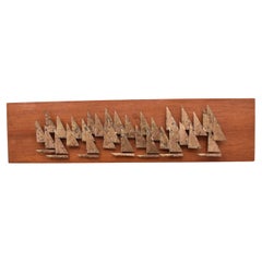 Rara scultura da parete di Peters Pepper in ottone e noce con barche a vela