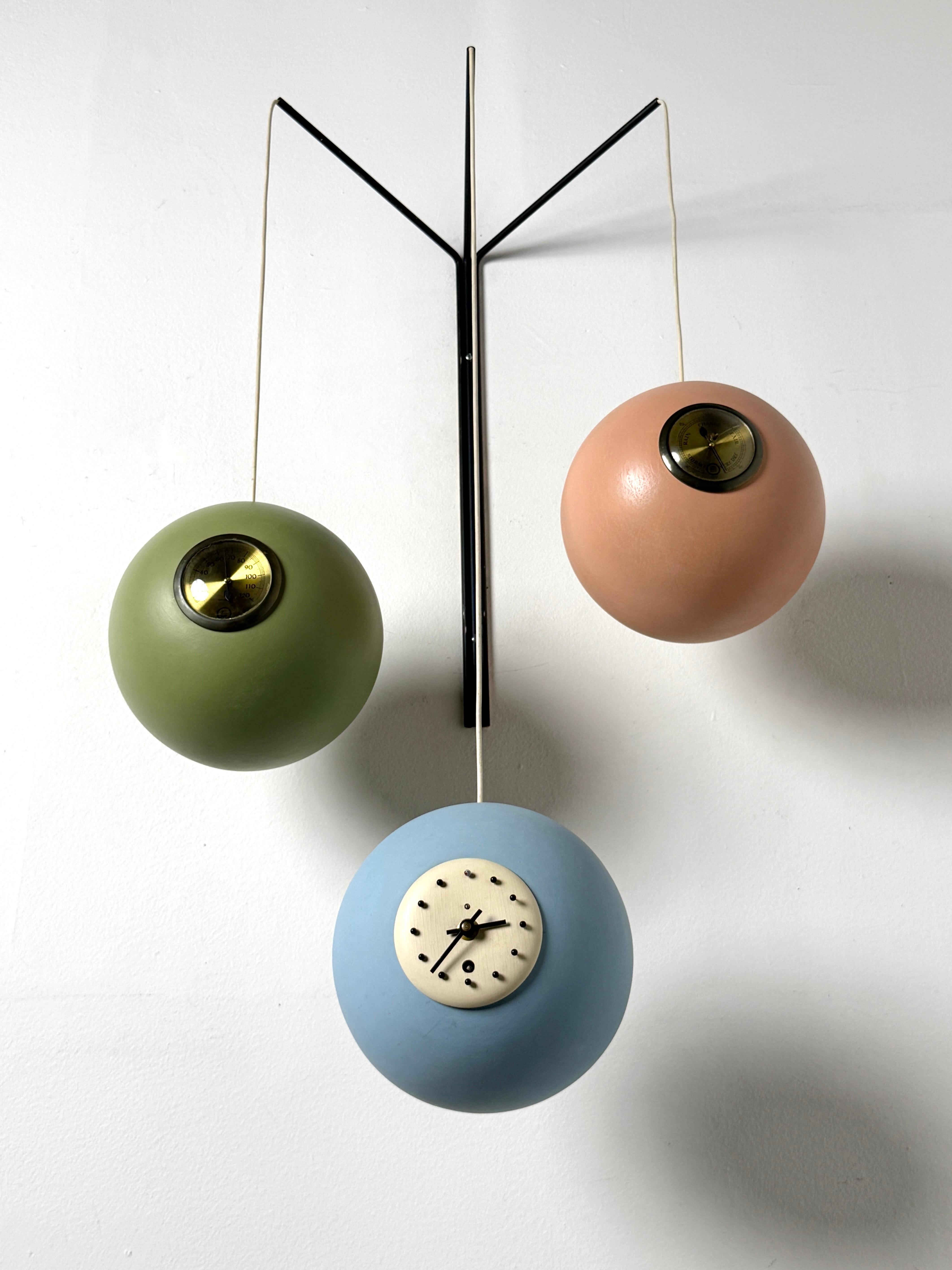Metà XX secolo Rara stazione meteorologica atomica mobile da parete in ceramica di Peters Pepper in vendita