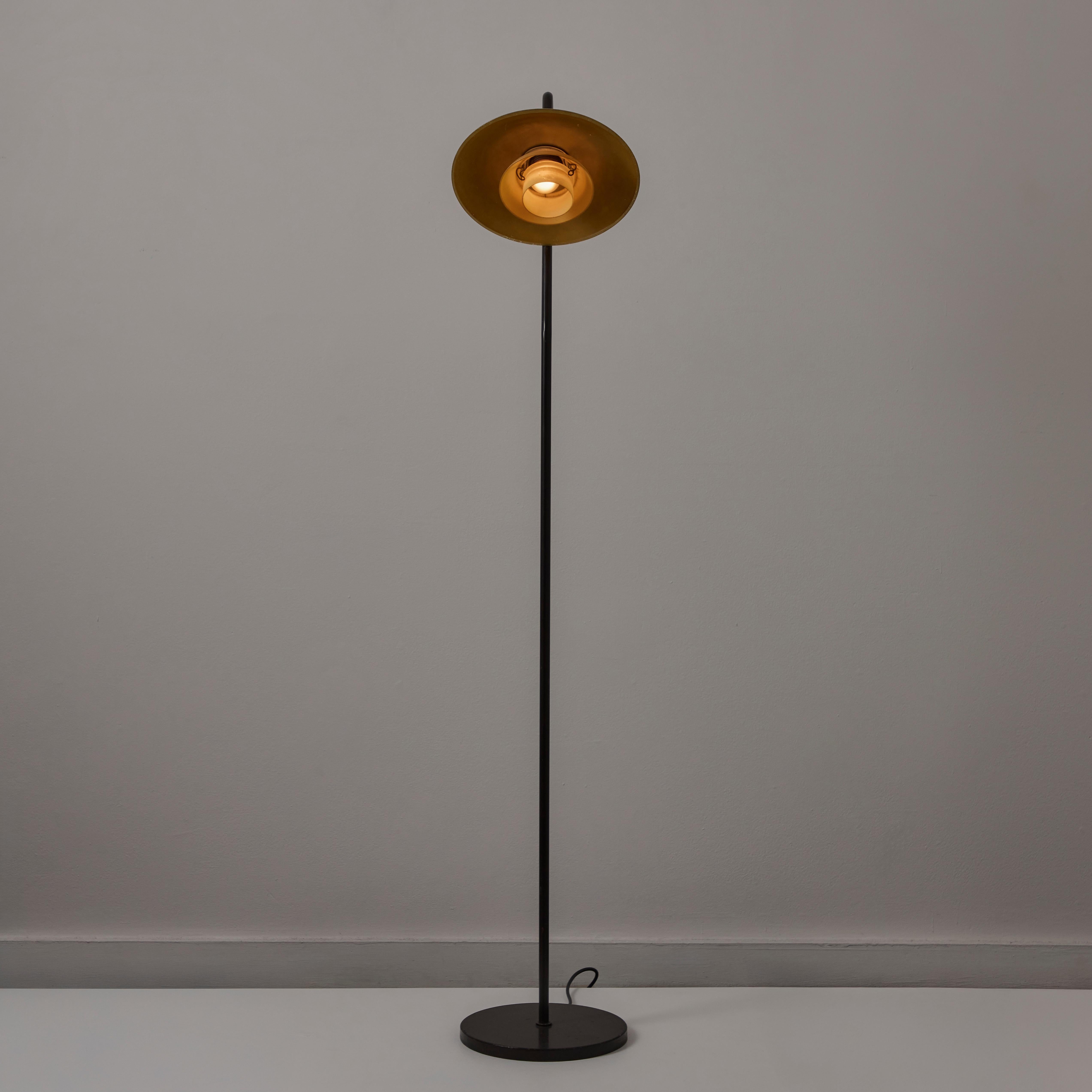 Rara lámpara de pie PH 3/2 de Poul Henningsen. Diseñado y fabricado en Dinamarca, 1931. Pantalla de cristal ámbar con sello original, base y vástago de metal, cordón original. Recomendamos una bombilla E27 de 100 vatios como máximo. No se