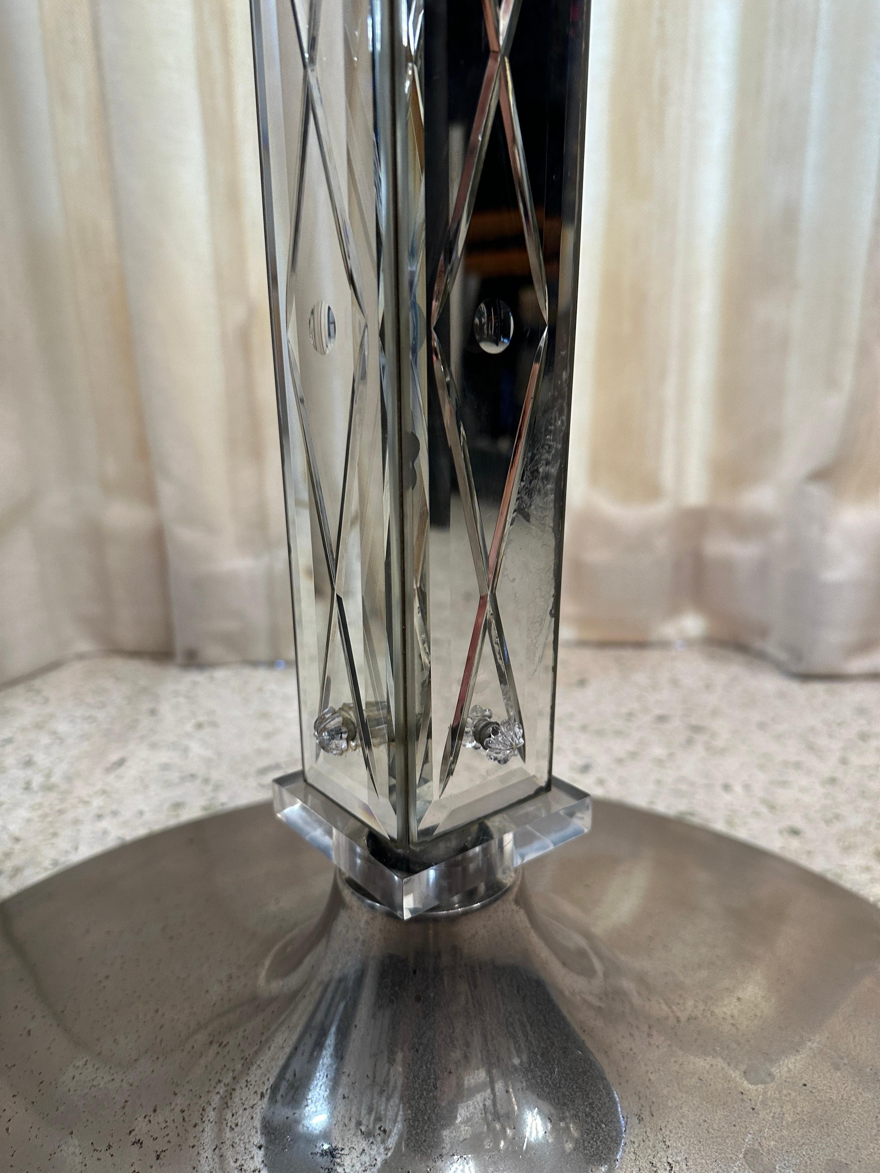 Ce lampadaire surdimensionné, d'une complexité étonnante, a été conçu par Philippe Starck pour l'hôtel emblématique Delano de Ian Shrager, à Miami Beach, en 1985. La tige comporte des panneaux en miroir gravé avec des accents décoratifs partout et