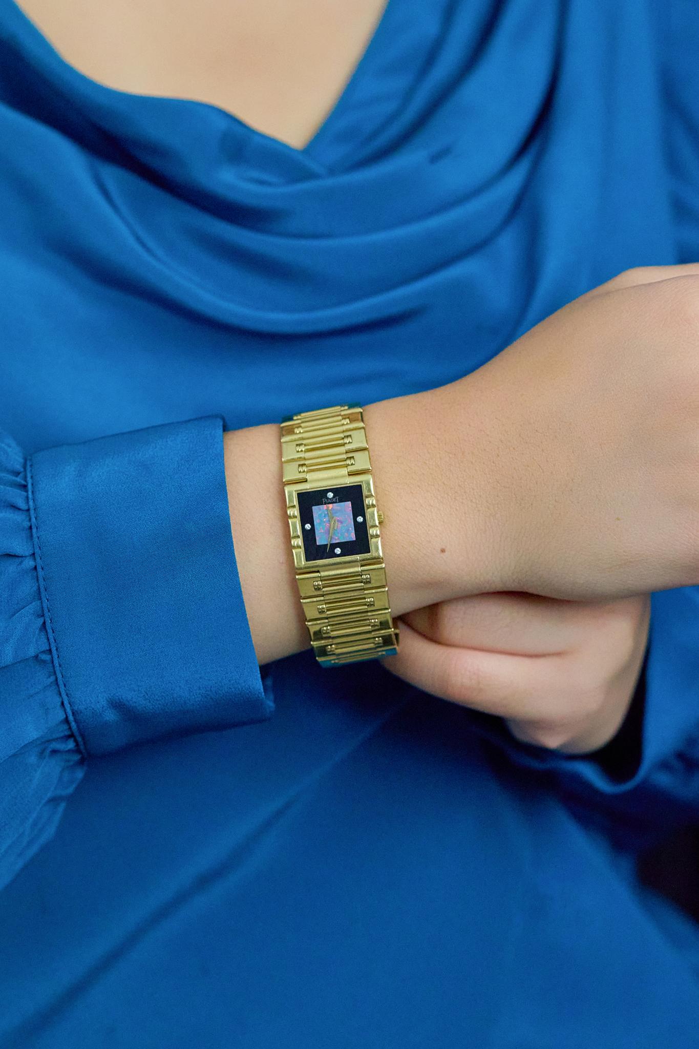 Seltene Piaget Dancer Opal und Onyx Unisex Uhr in 18K Gelbgold (Rundschliff) im Angebot