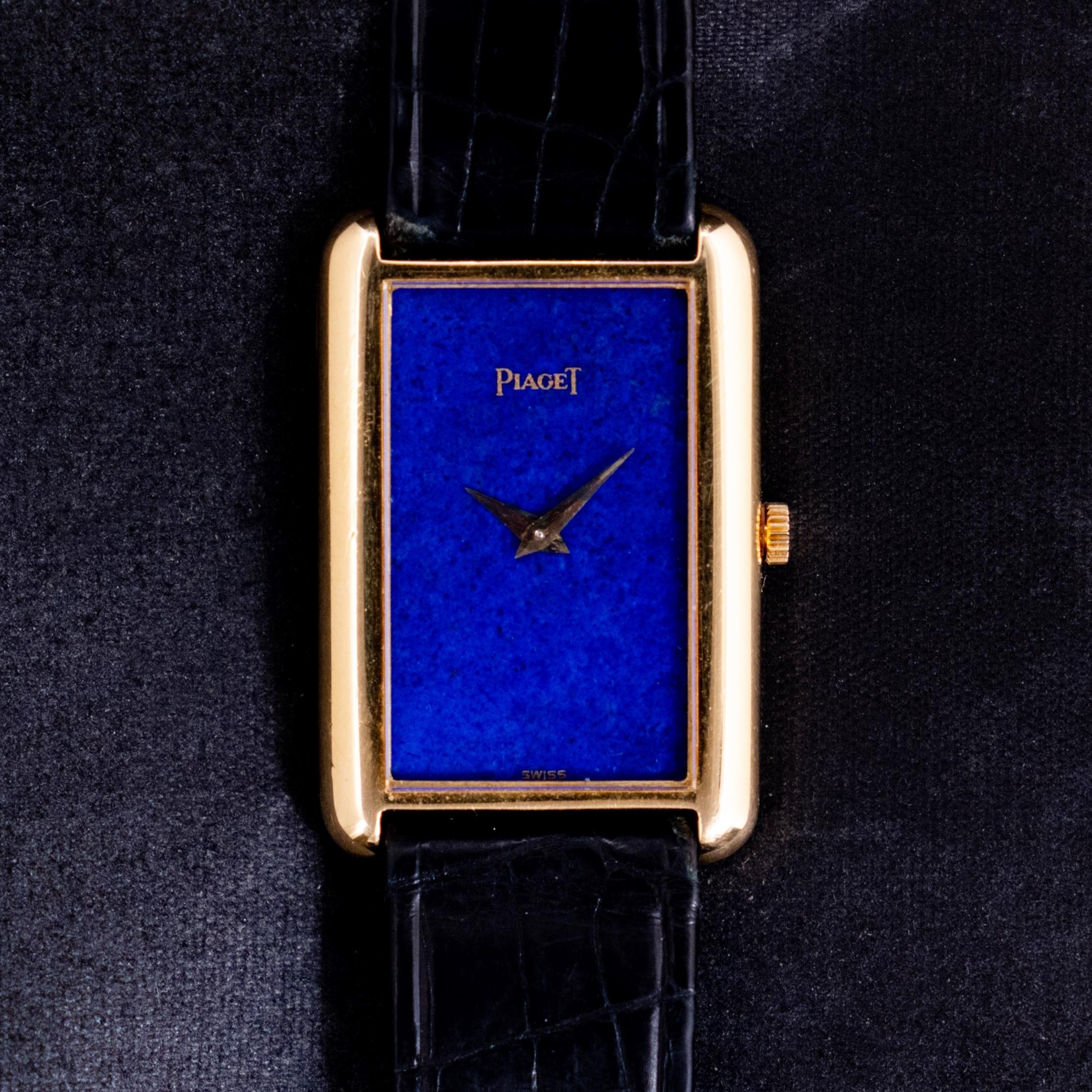 Taille baguette Piaget, montre rectangulaire à remontage manuel, en or jaune 18 carats et lapis-lazuli, rare, 1970 en vente