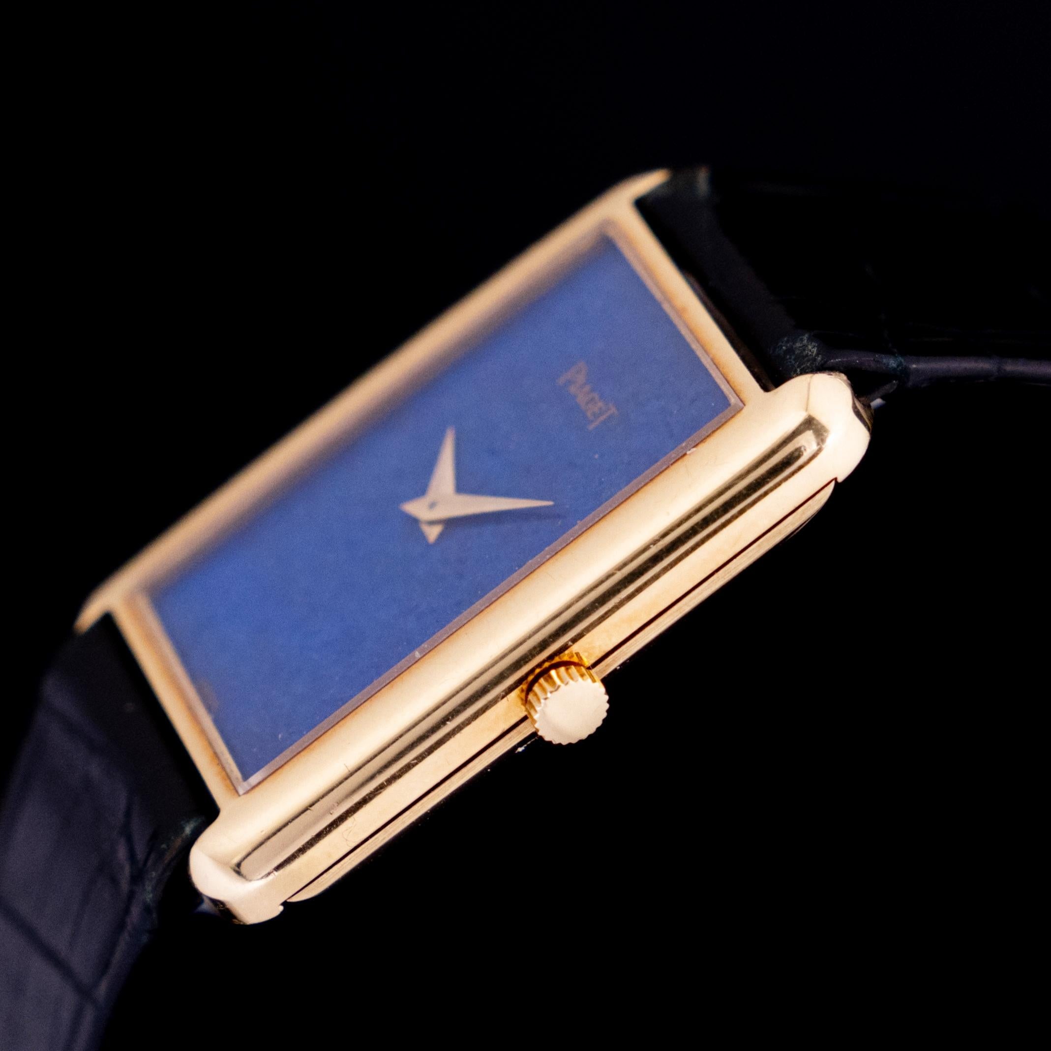 Piaget, montre rectangulaire à remontage manuel, en or jaune 18 carats et lapis-lazuli, rare, 1970 Unisexe en vente